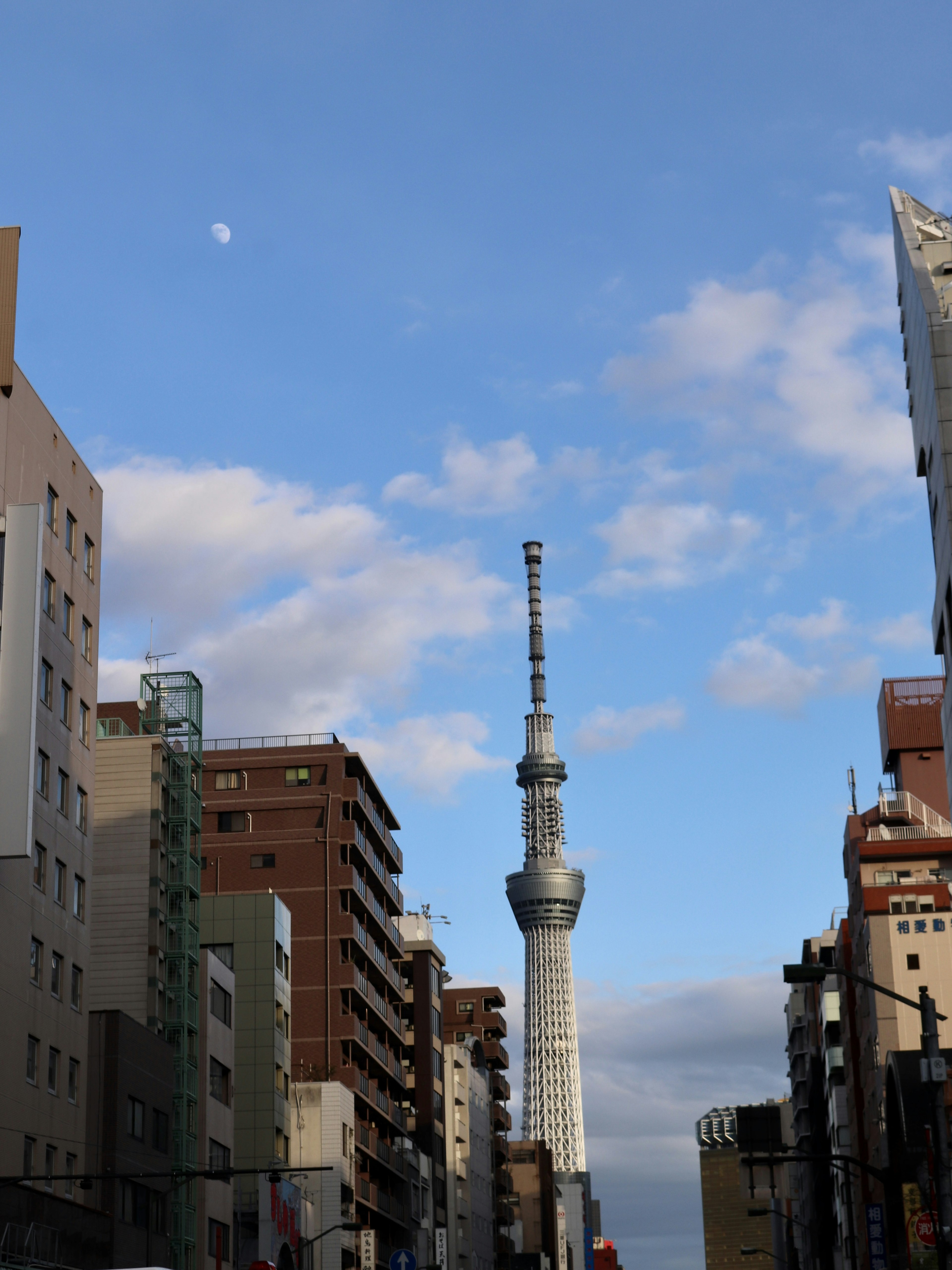 Tokyo Skytree ragt über die Stadtstraßen unter einem blauen Himmel