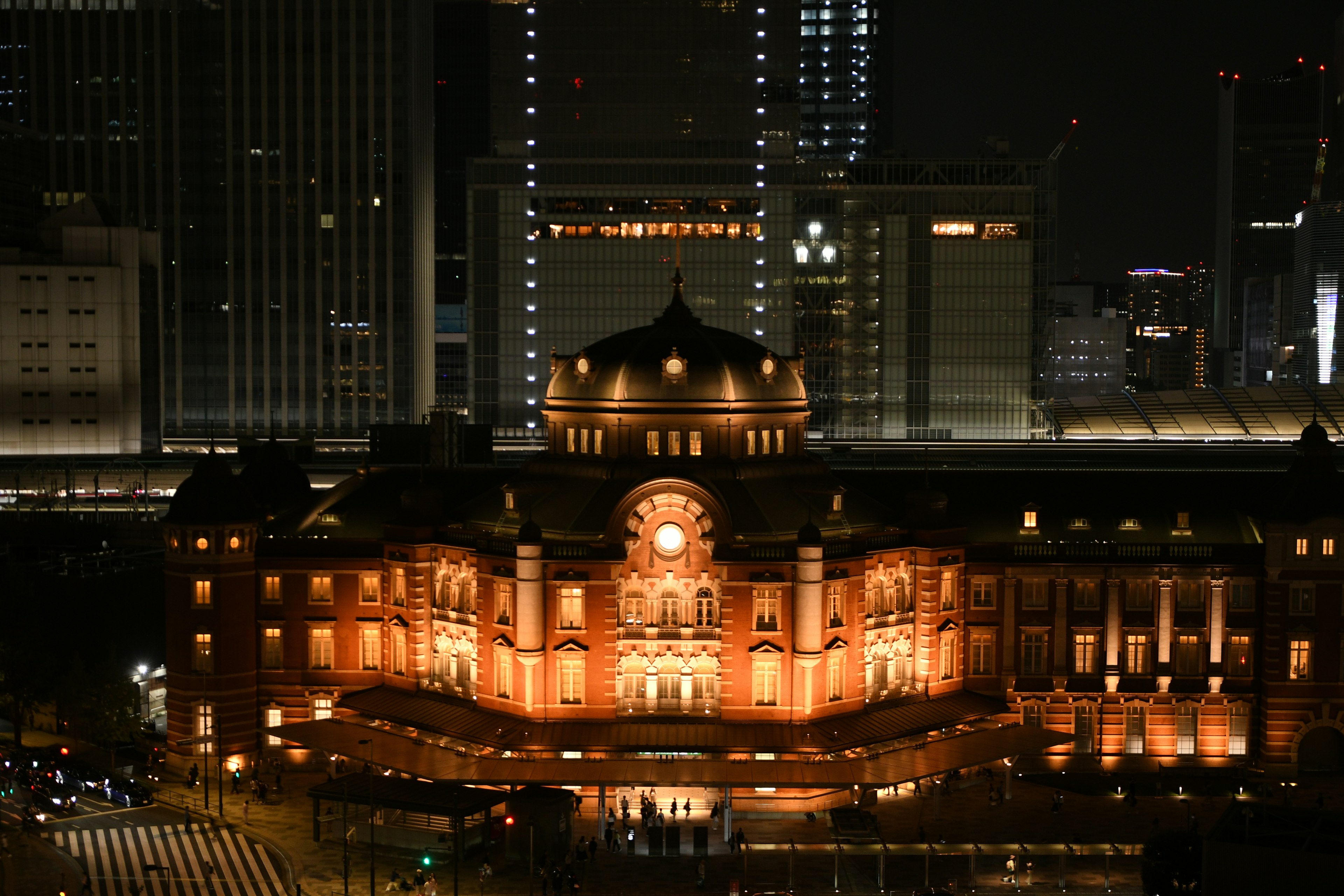 夜の東京駅の美しい建物がオレンジ色に照らされている