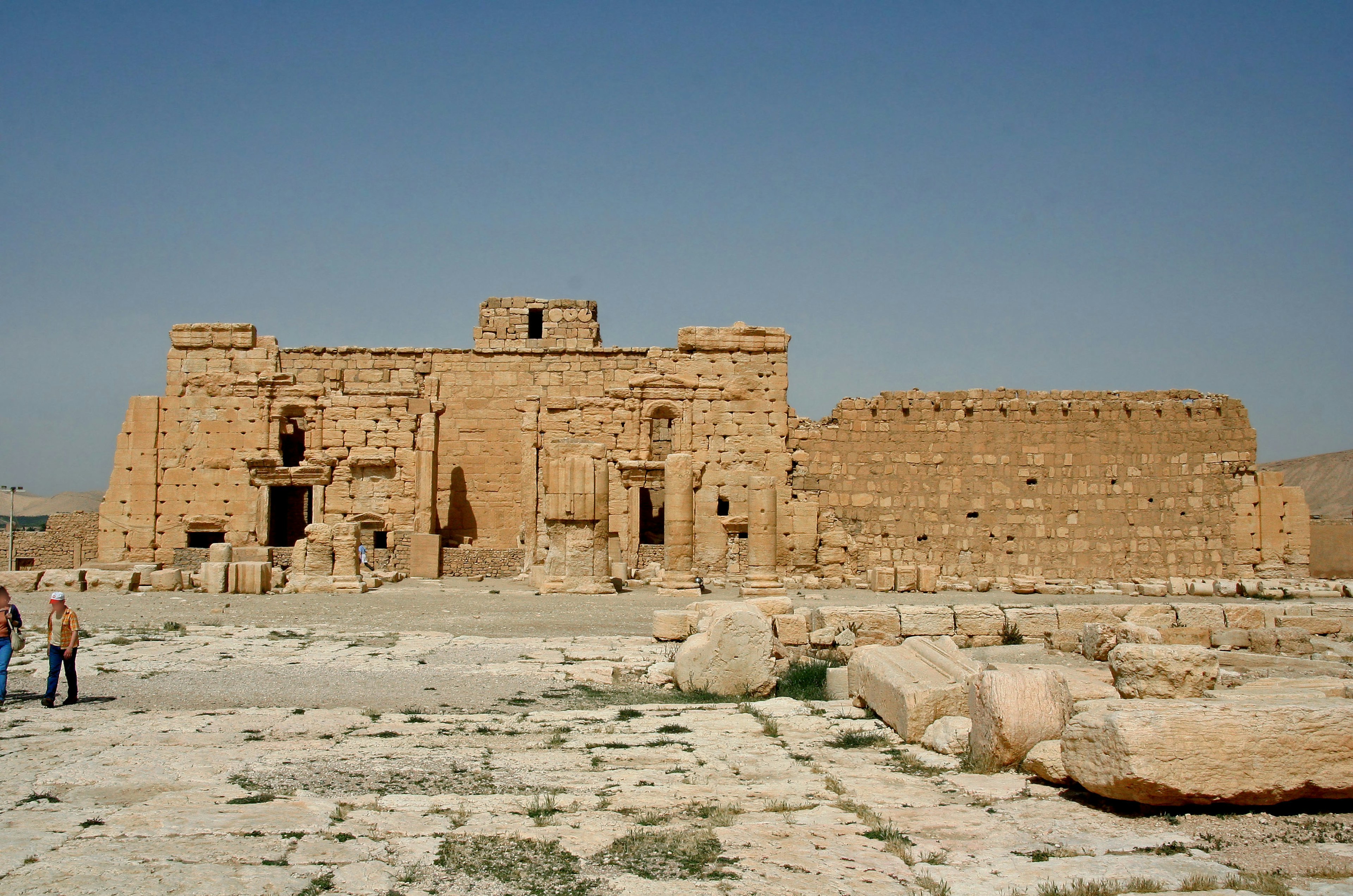 Rovine antiche che mostrano una grande struttura in arenaria