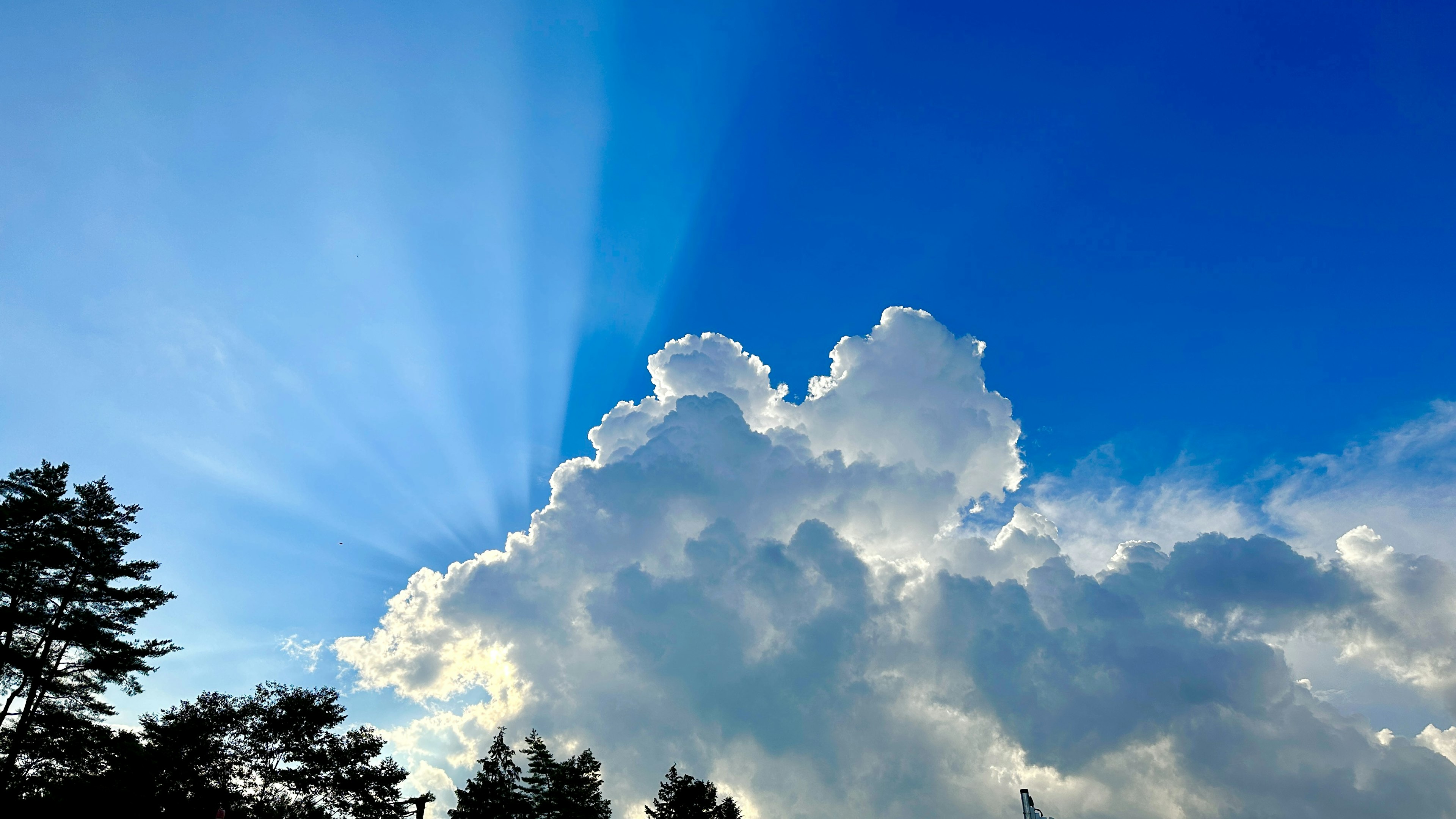 Una vista pittoresca di nuvole bianche e raggi di luce sotto un cielo blu