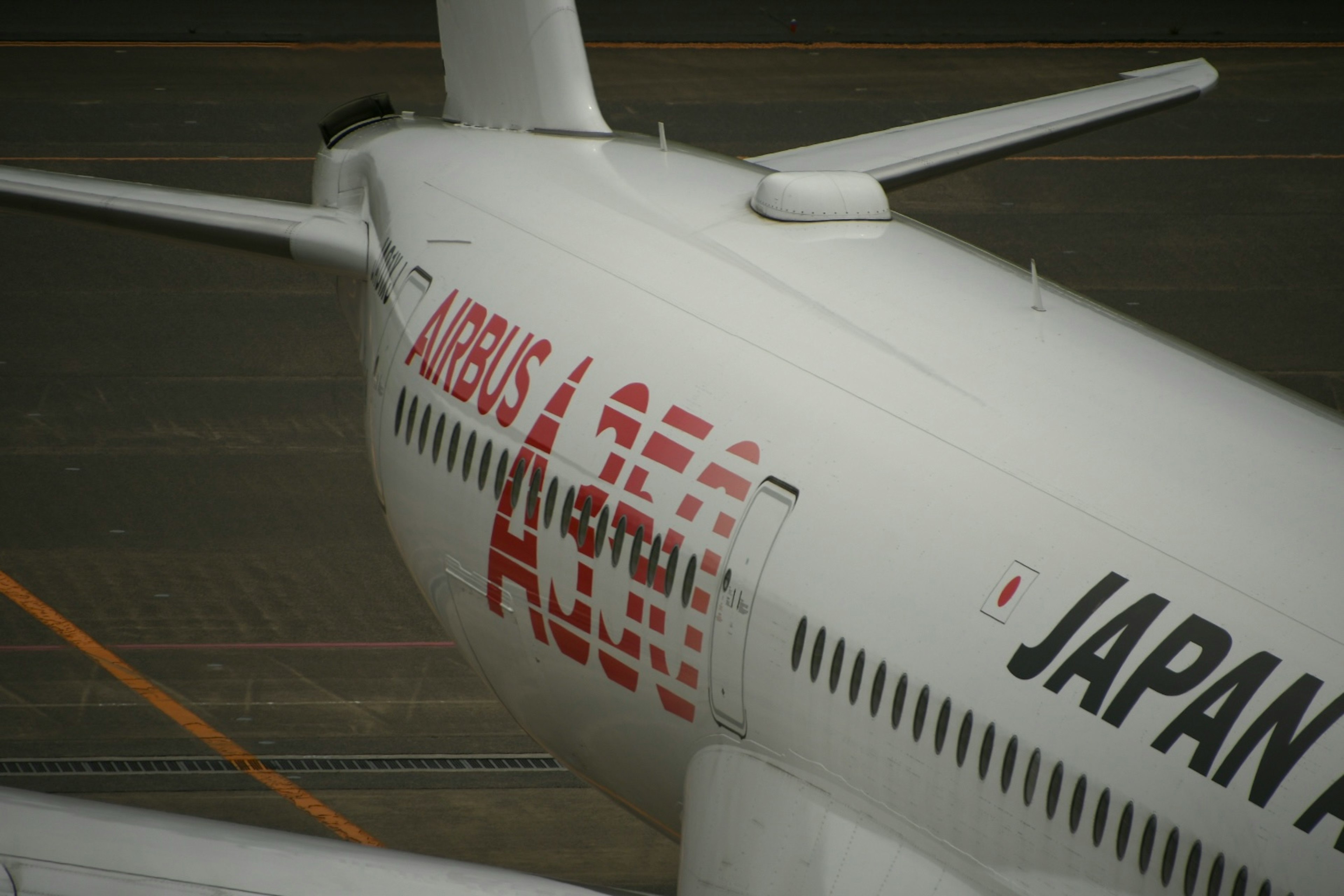 Vista laterale di un aereo Japan Airlines con logo rosso