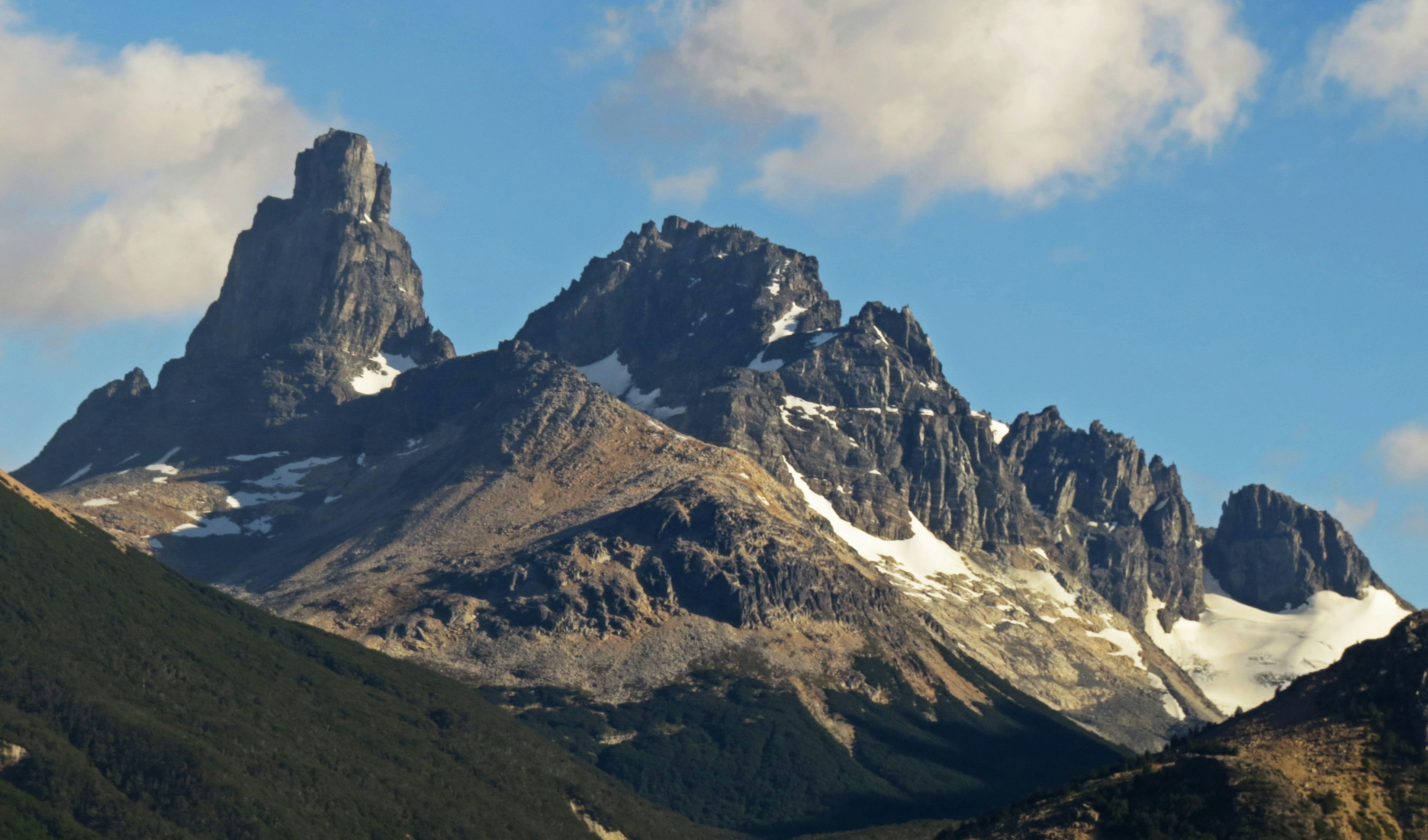 Vue pittoresque de majestueuses montagnes enneigées