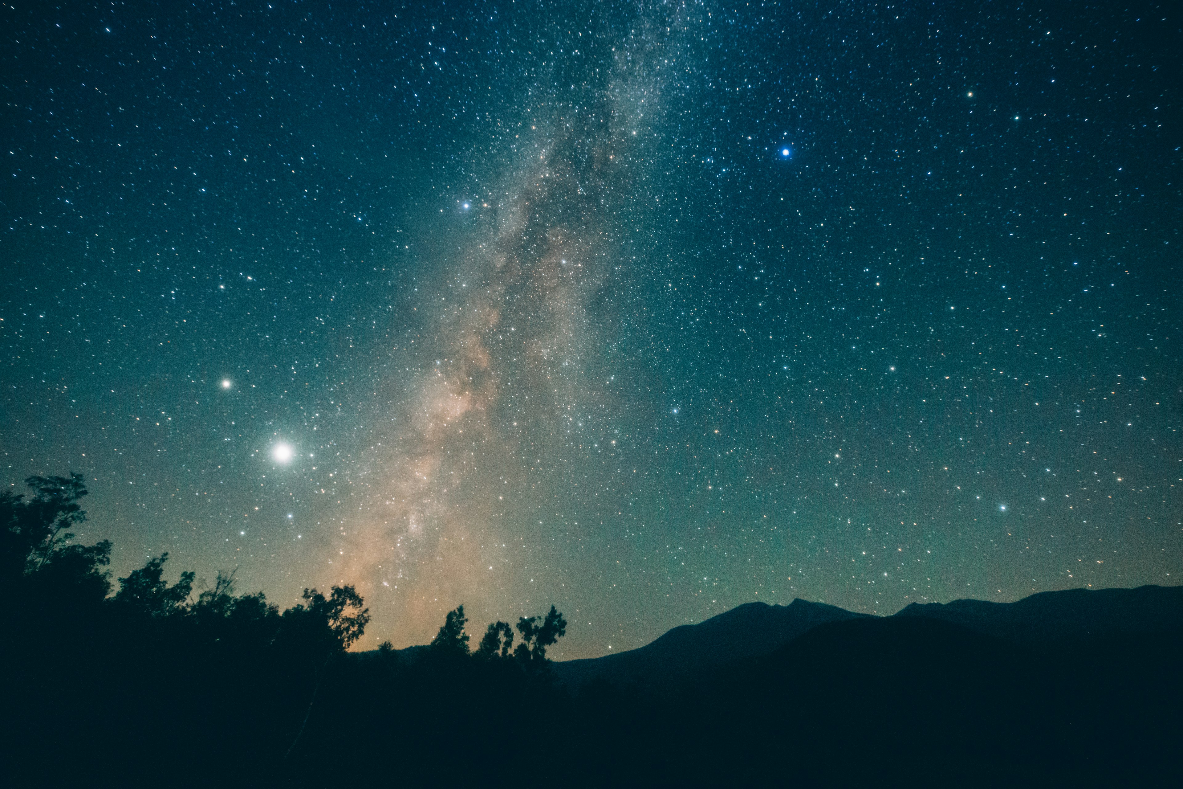 星空と天の川が見える夜の風景