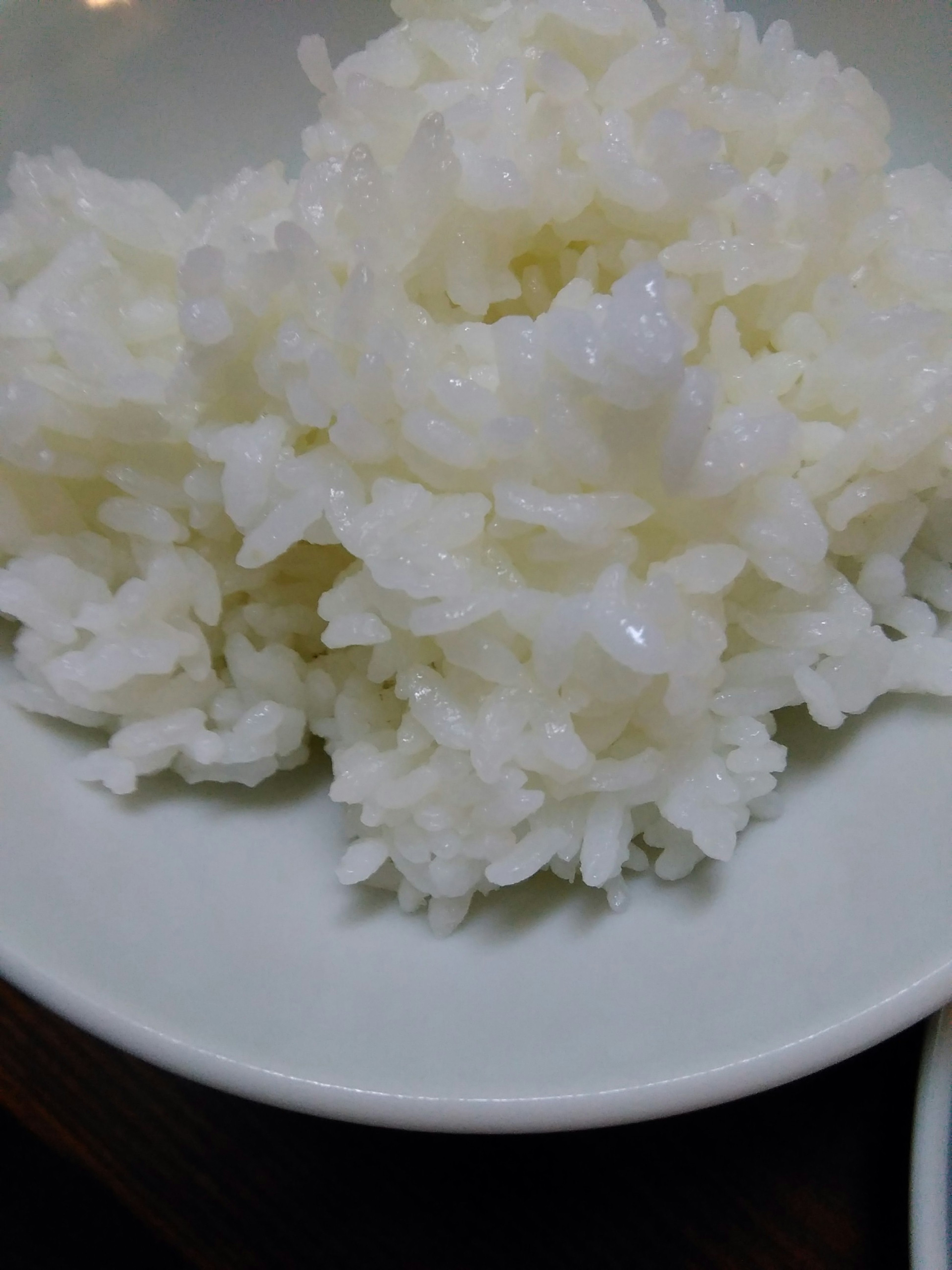 Un tazón de arroz blanco esponjoso