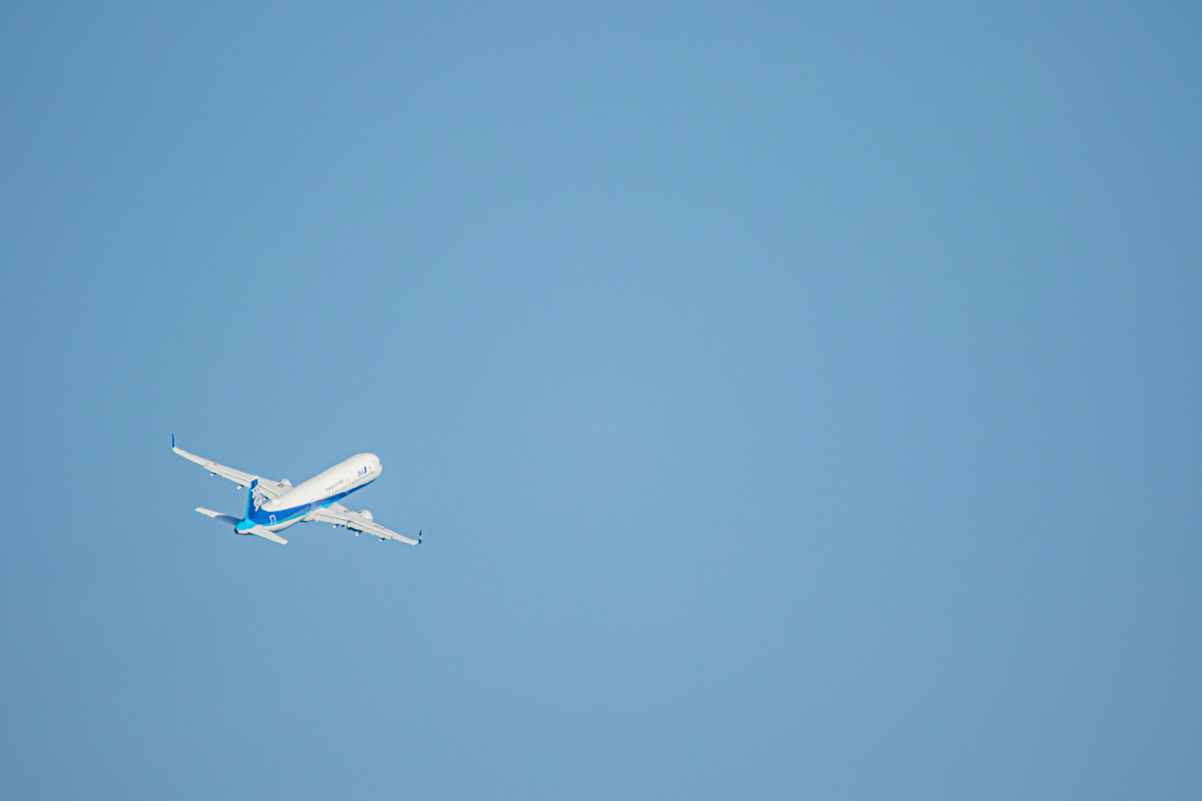 Un avión volando en un cielo azul claro