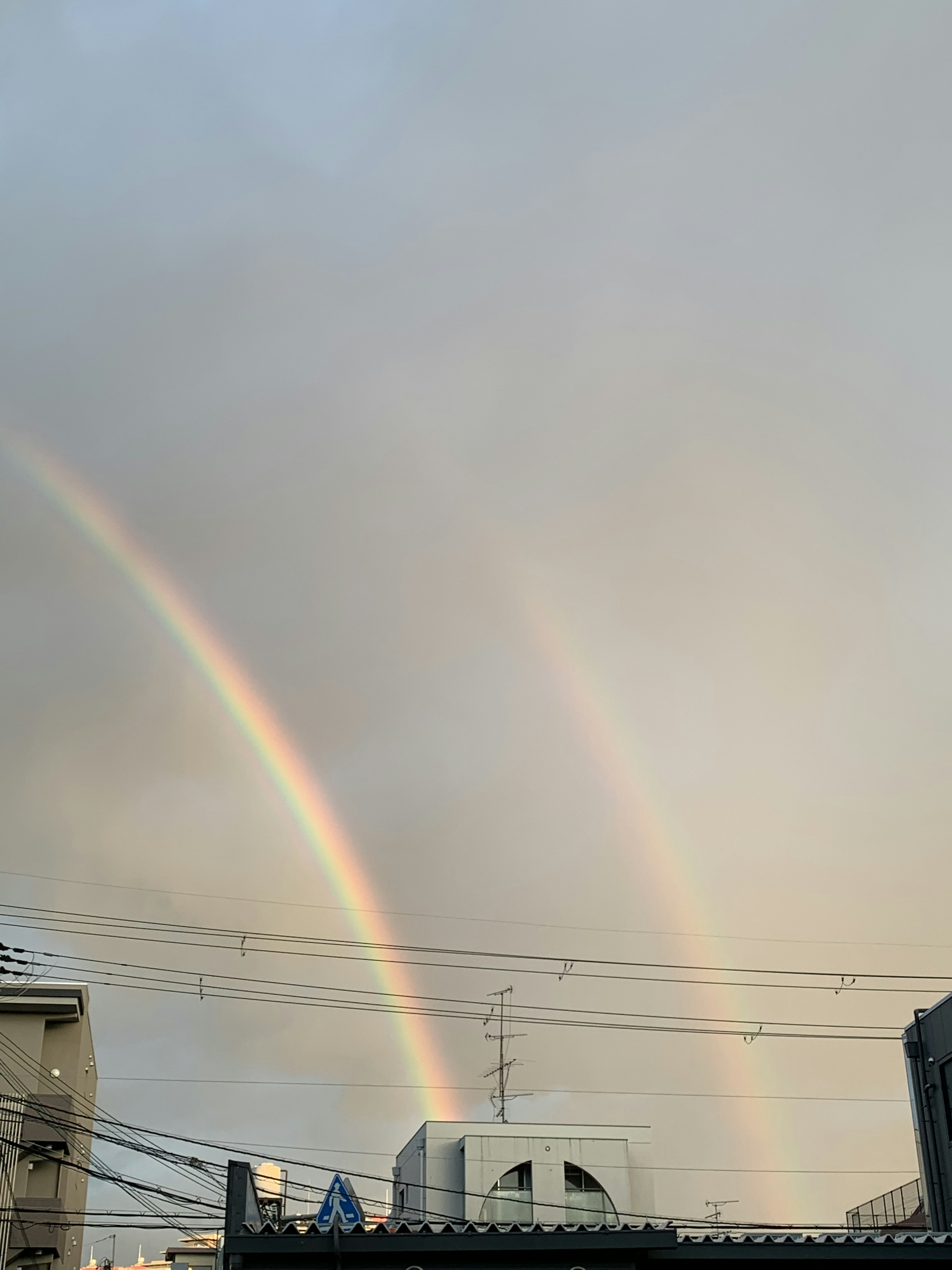 双重彩虹横跨多云的天空