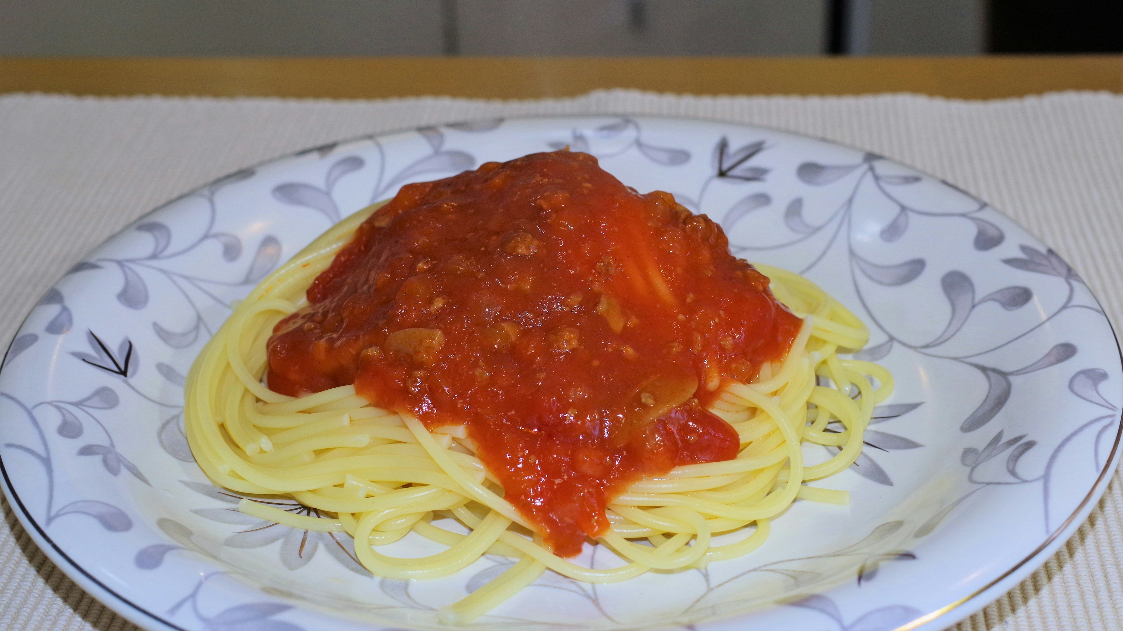 Teller mit Spaghetti und Tomatensauce