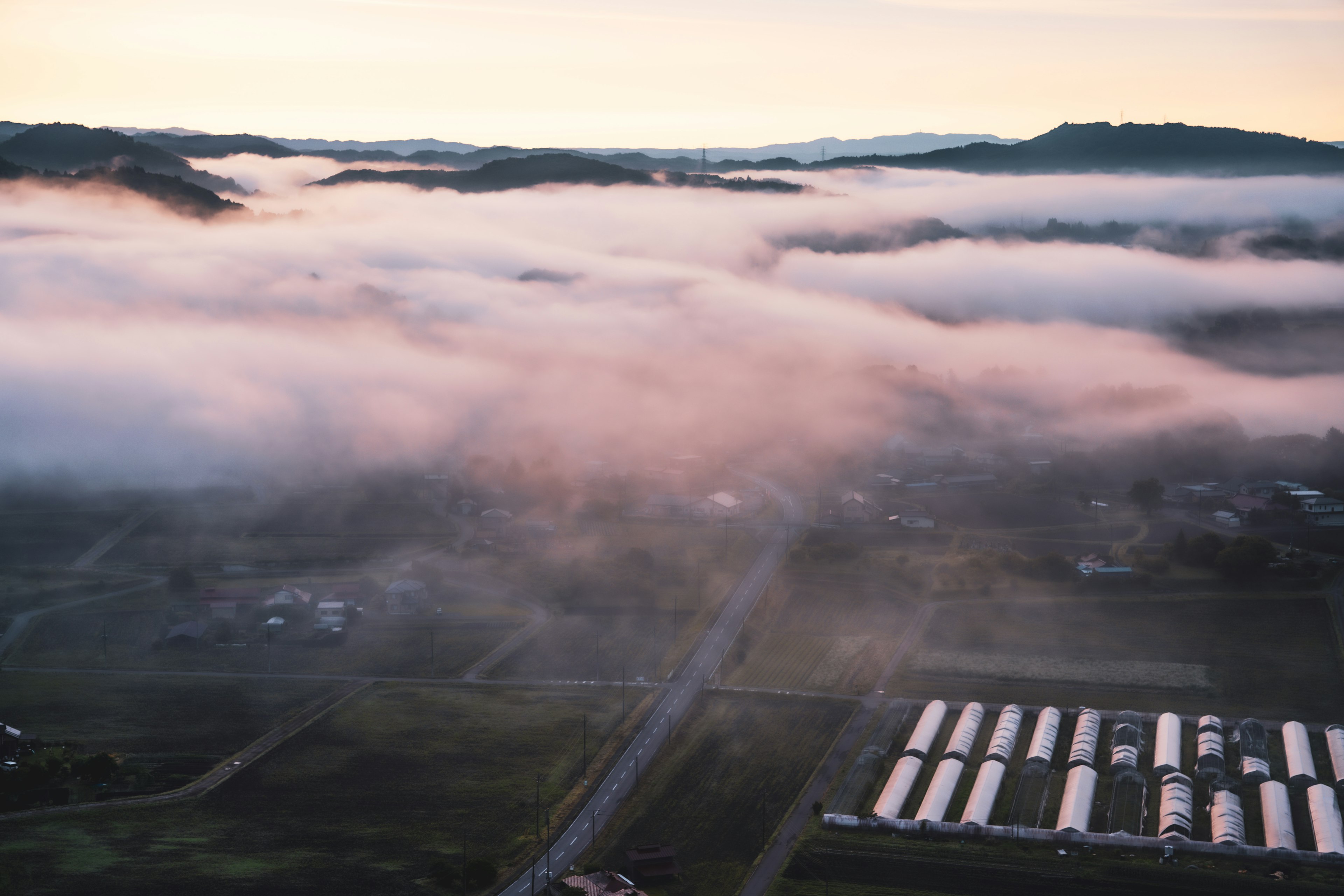 霧に包まれた風景の上空からの眺めと静かな朝の光