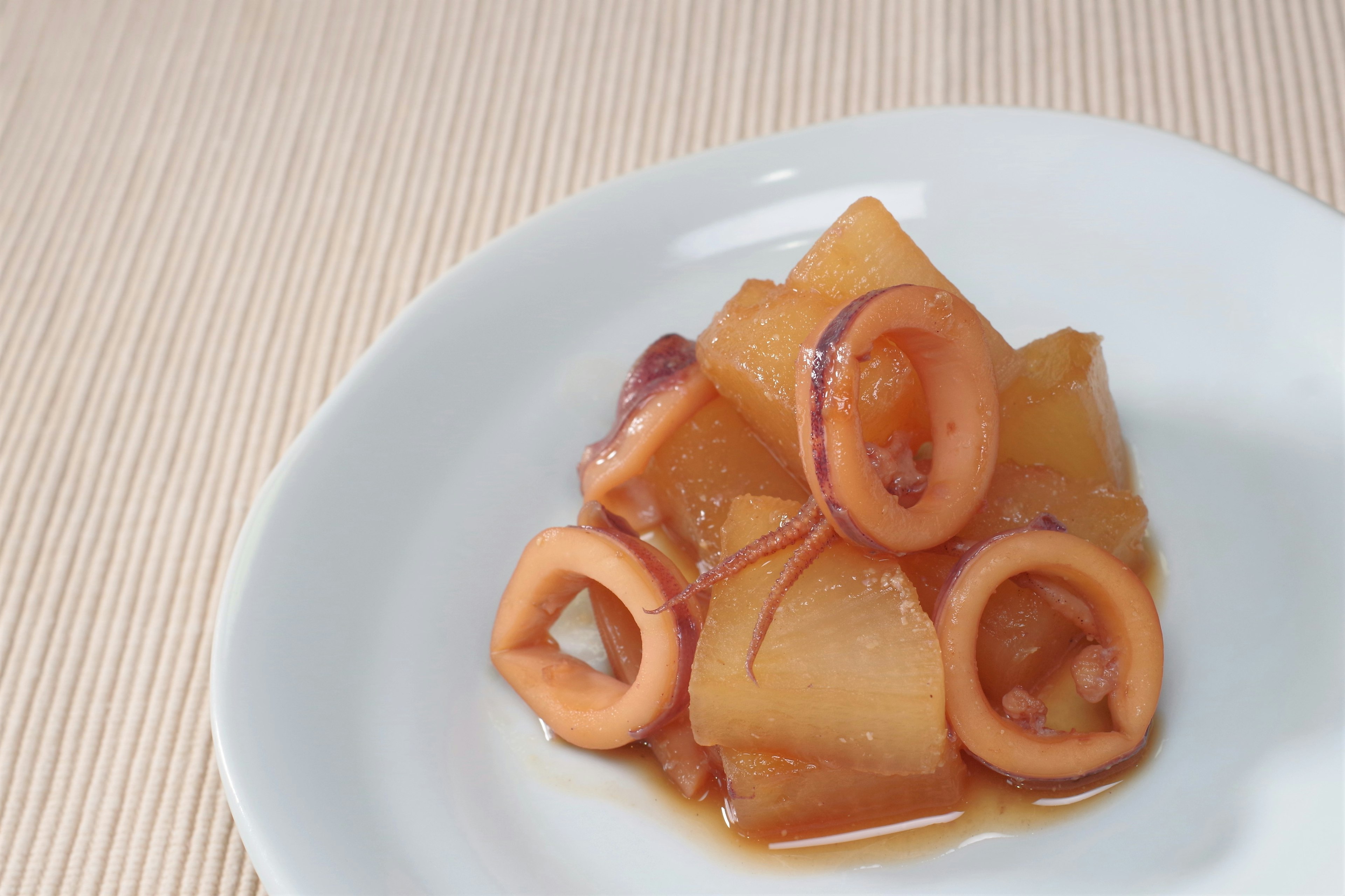 Un plato de estofado de calamares y rábano