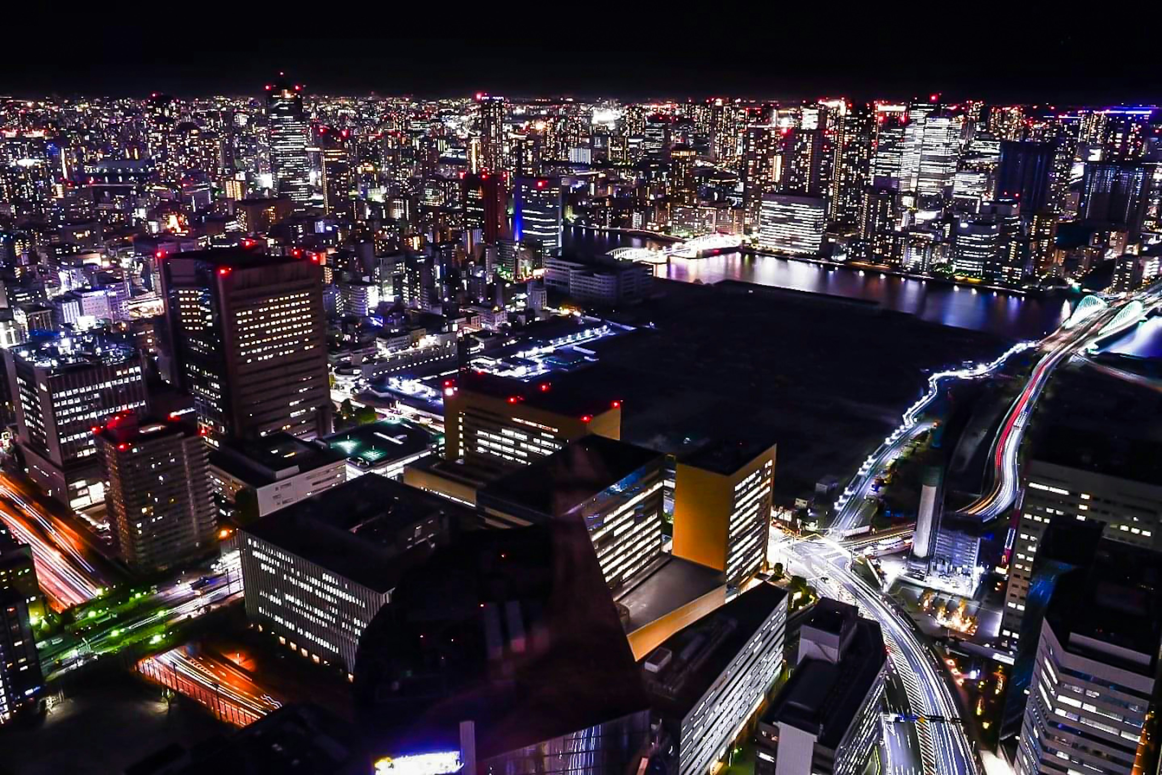 夜景の高層ビル群と河川の美しい眺望