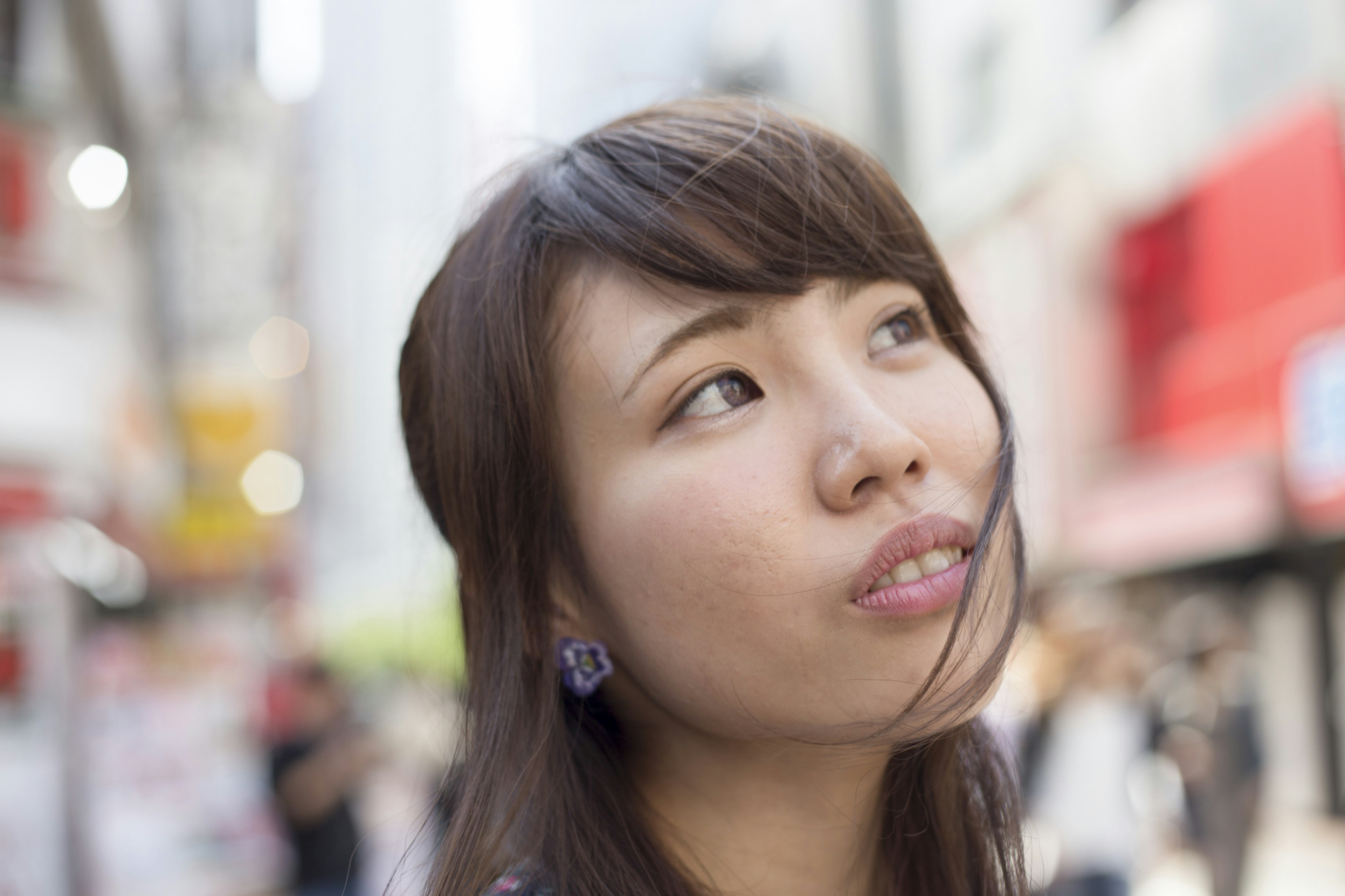 Portrait d'une femme réfléchissant dans la ville