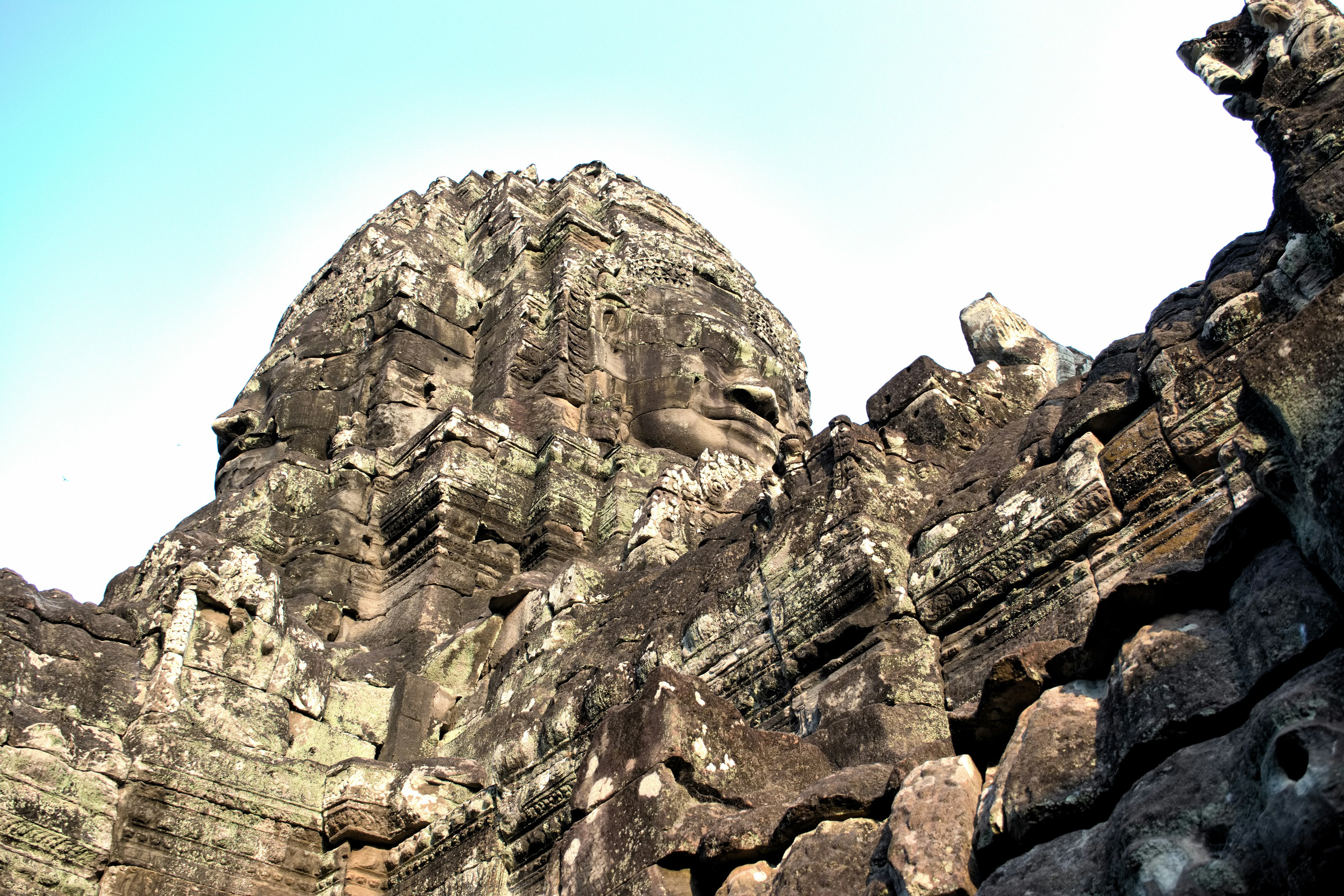 Un grande volto di pietra al tempio Bayon ad Angkor Thom