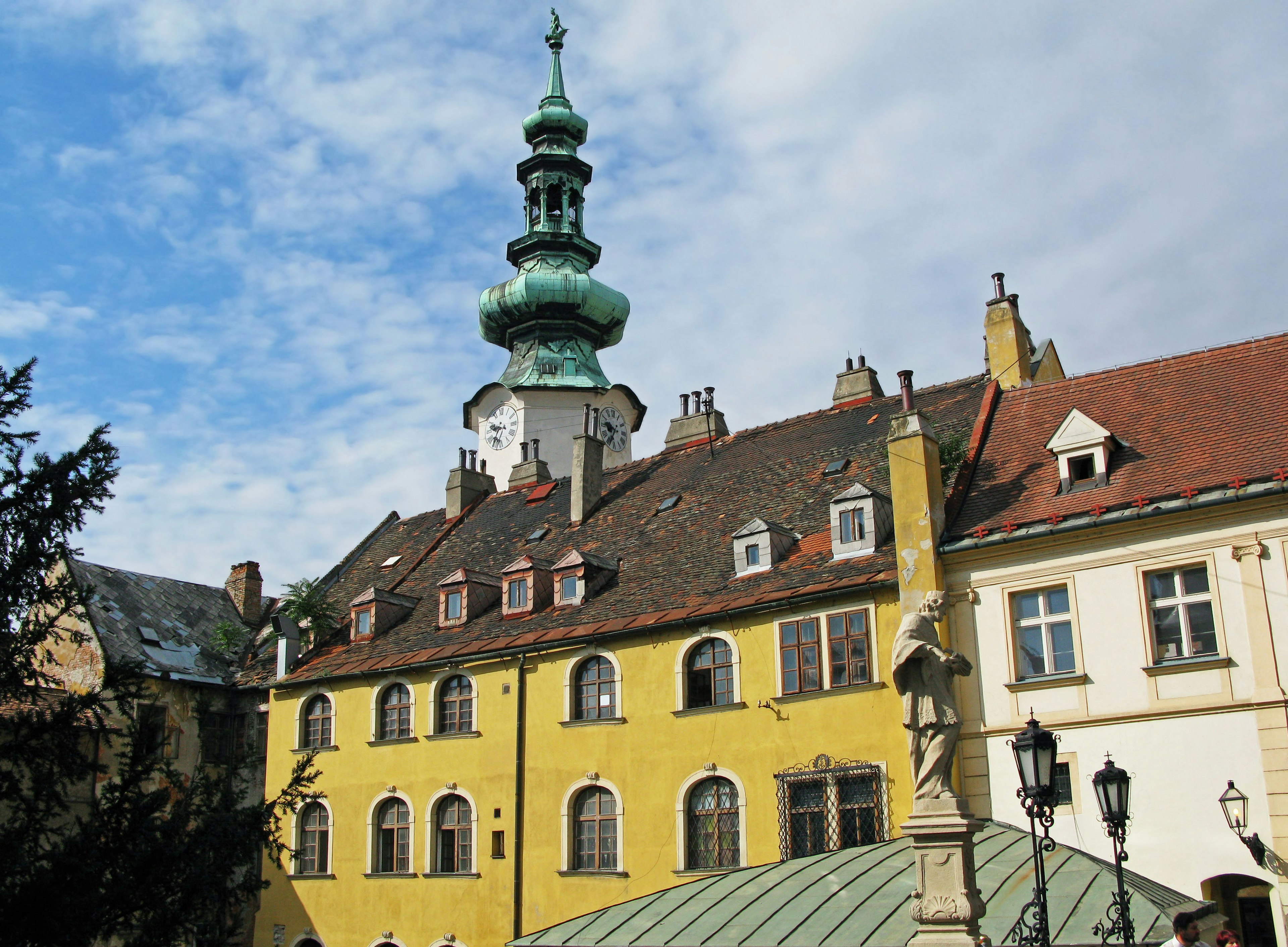 Edificio storico con una guglia verde e facciata colorata