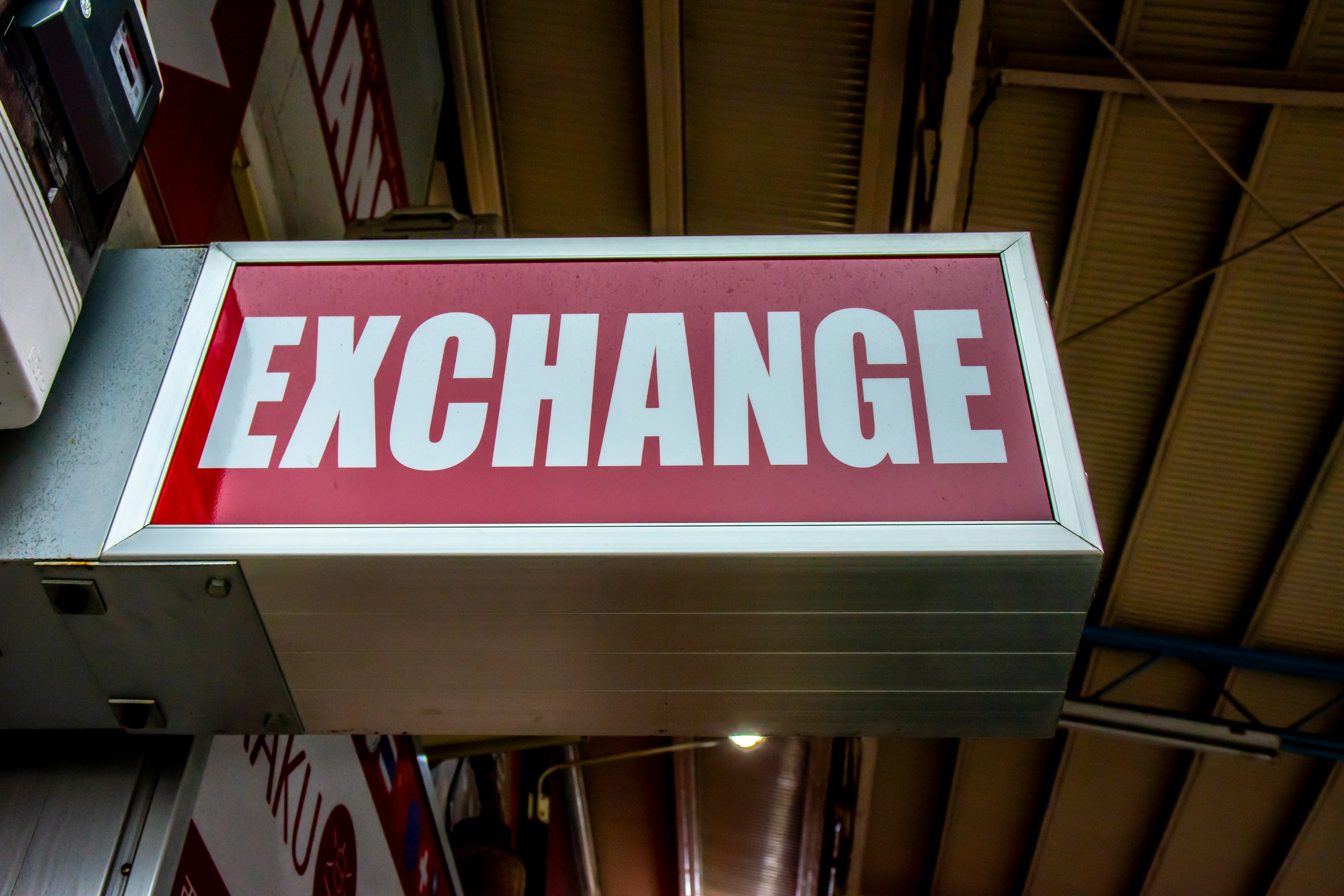 Schild mit dem Wort 'EXCHANGE' in weißen Buchstaben auf rotem Hintergrund