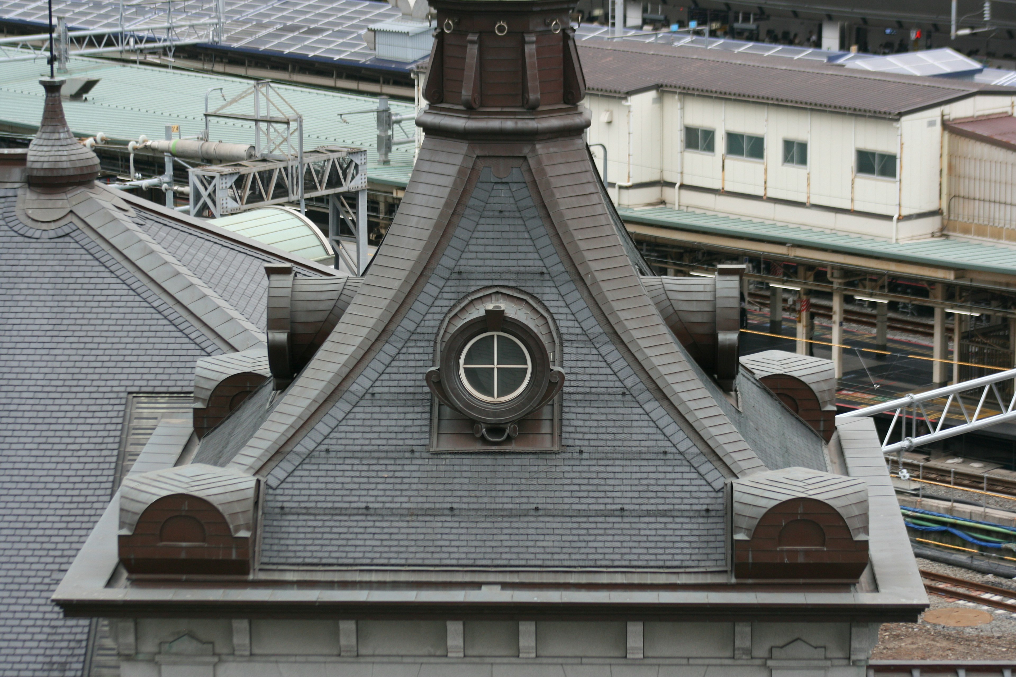 Vista dall'alto di un edificio con design del tetto decorativo e finestra circolare