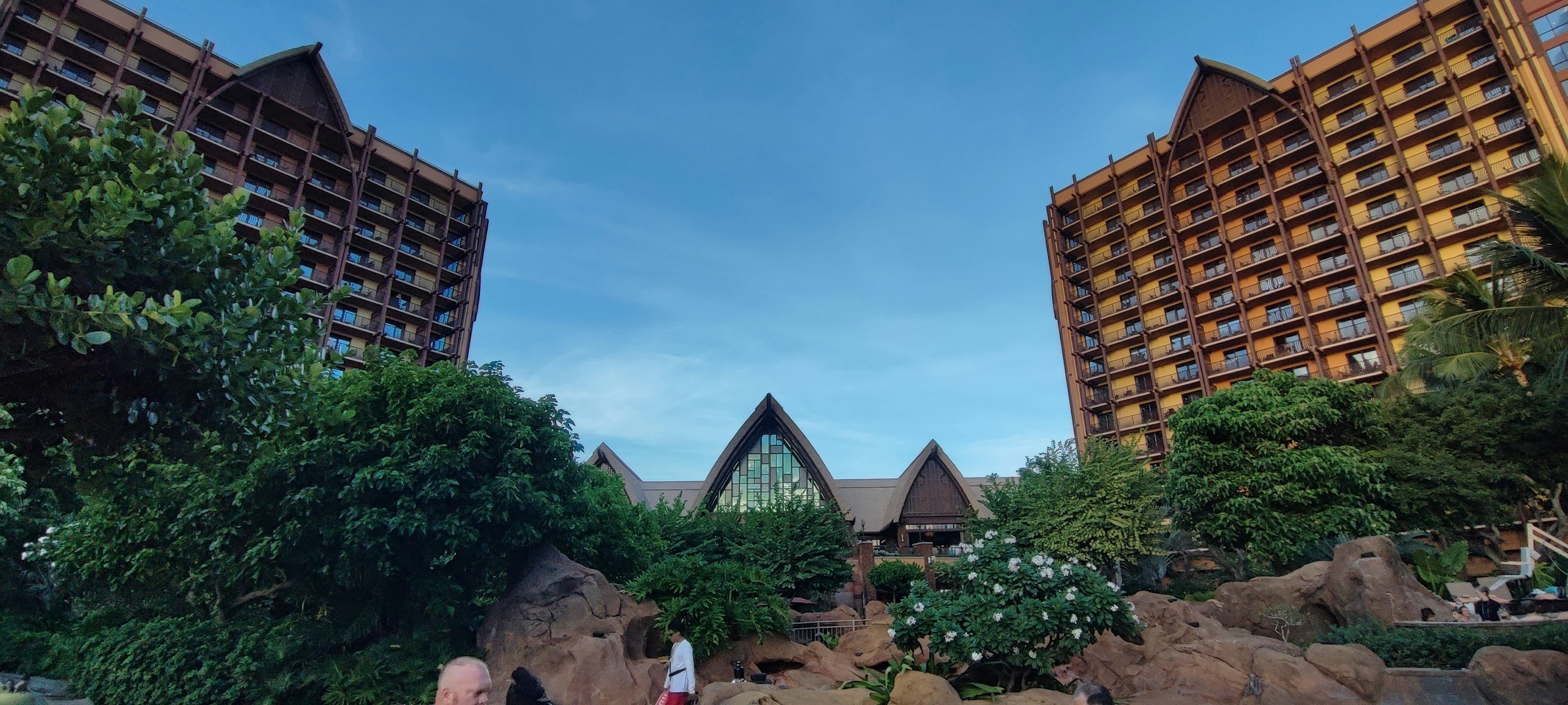 Panoramablick auf Resortgebäude inmitten üppiger Vegetation