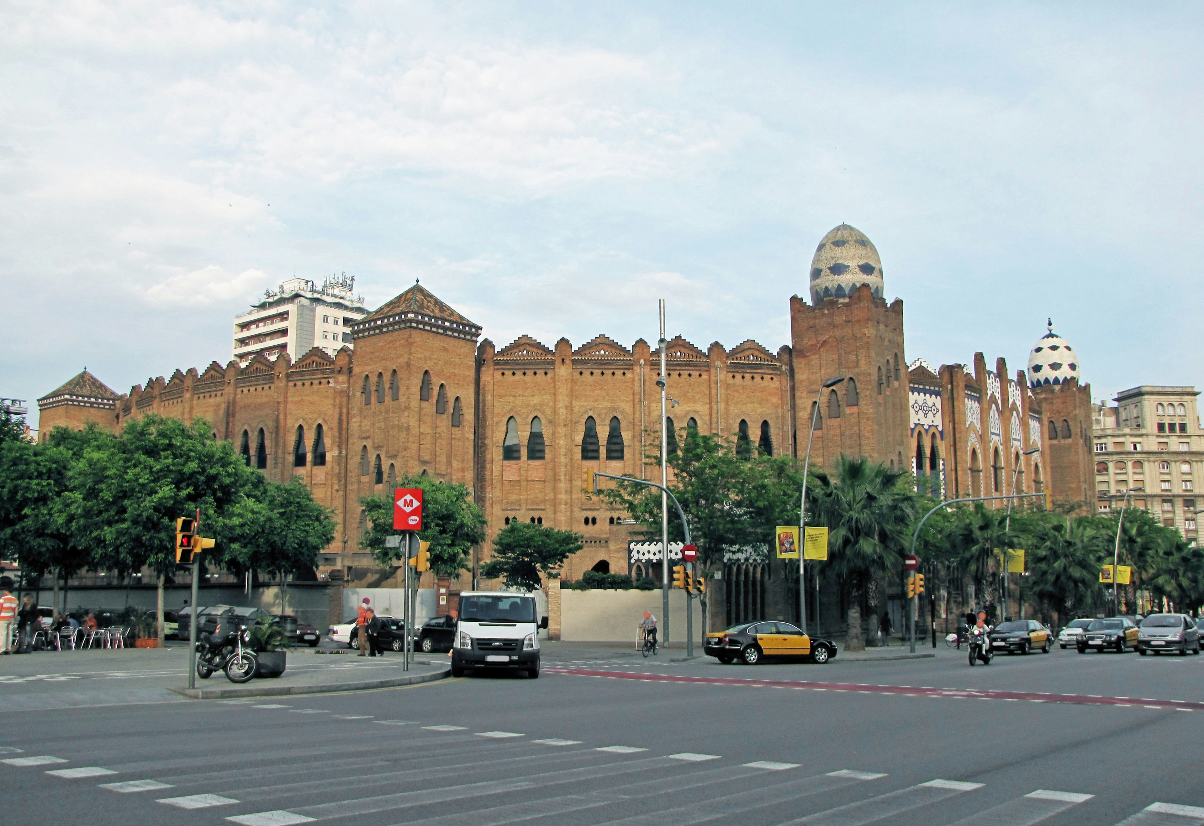 Edificio histórico de ladrillo rojo en Barcelona frente a la plaza