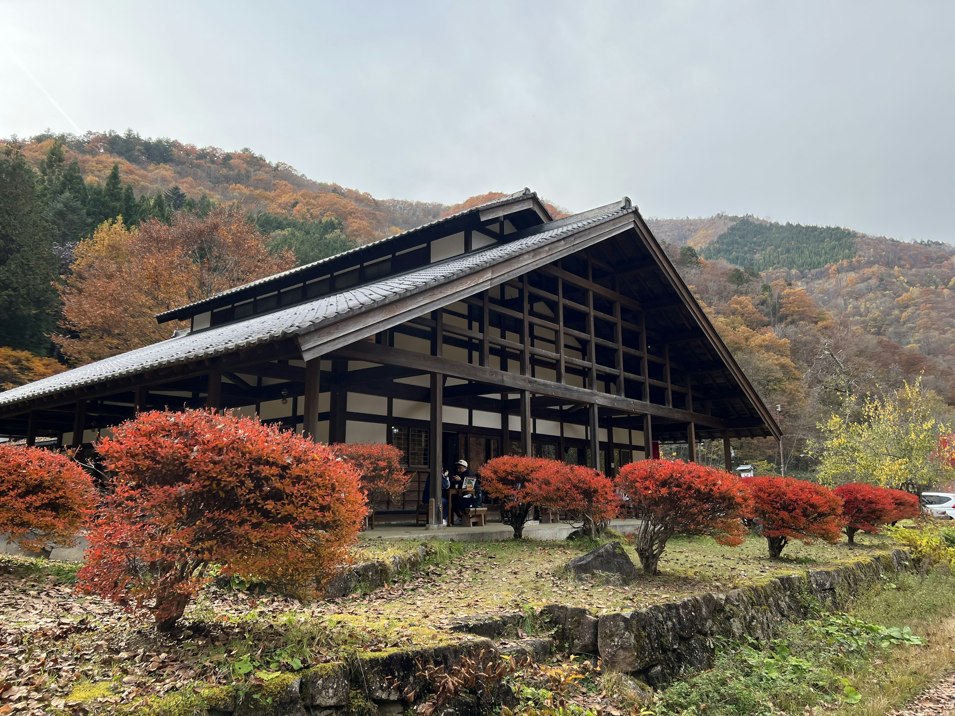 Rumah tradisional Jepang dikelilingi oleh dedaunan musim gugur