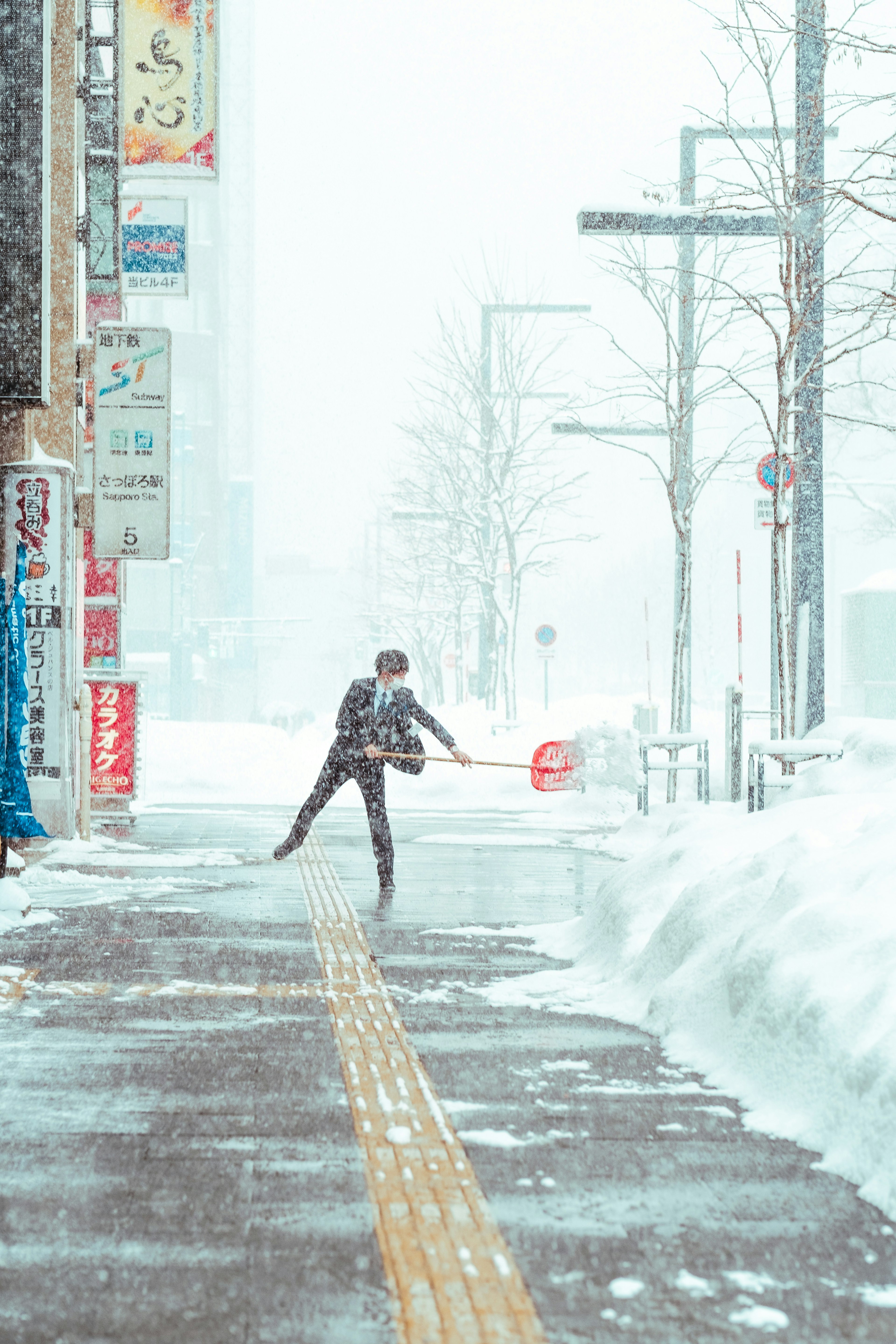 Person, die im Schnee geht, mit schneebedeckter Umgebung und Stadtzeichen