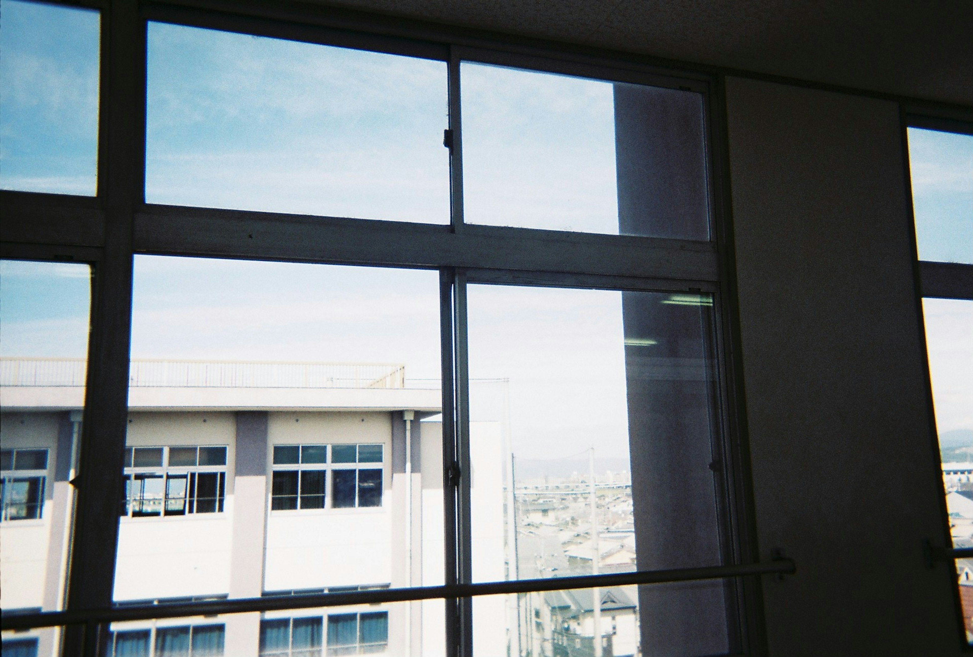 Vista de la ciudad a través de grandes ventanas con cielo azul