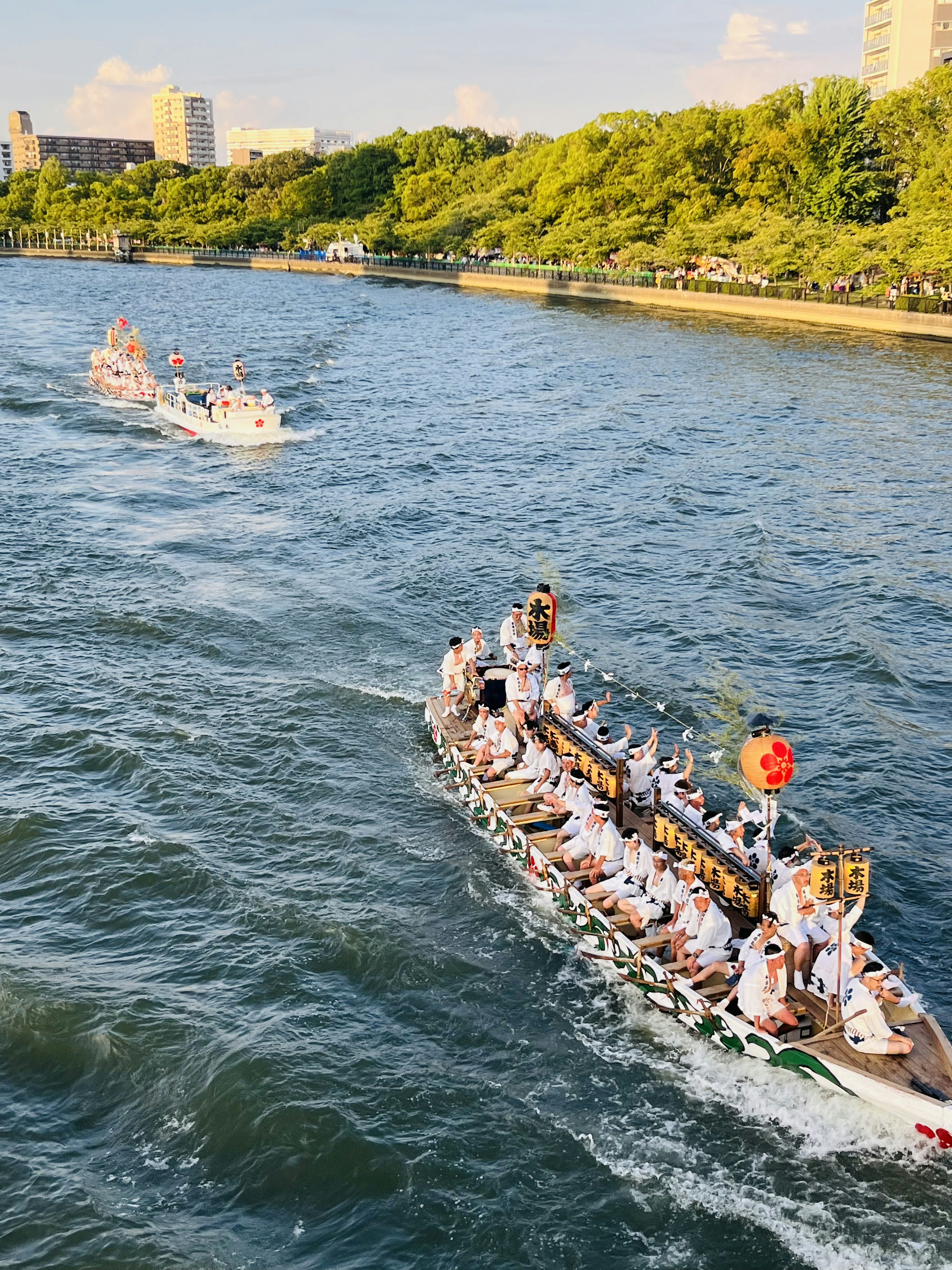 Bote tradicional con participantes remando en un río