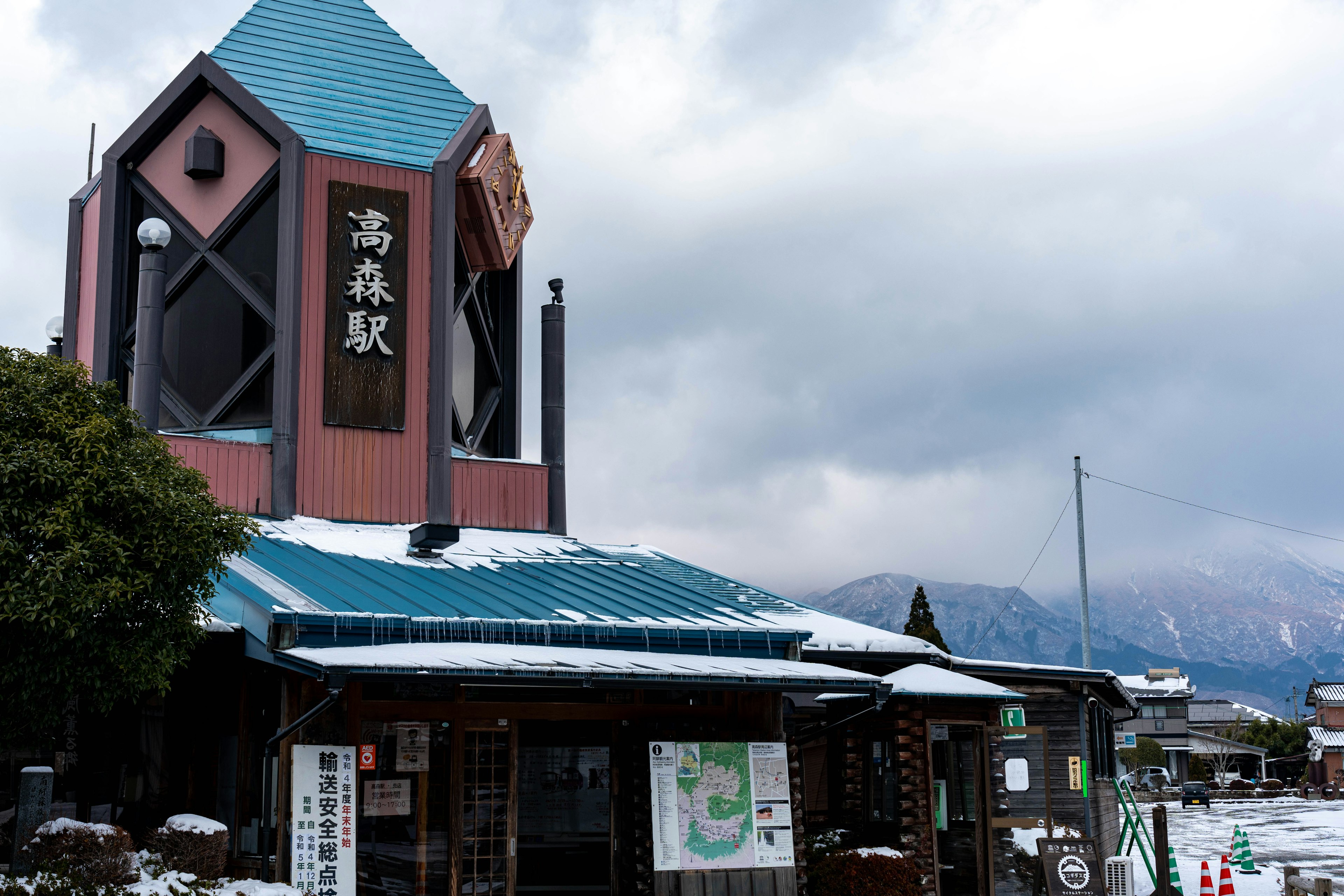 Schneebedeckte Zugstation mit blauem Dach