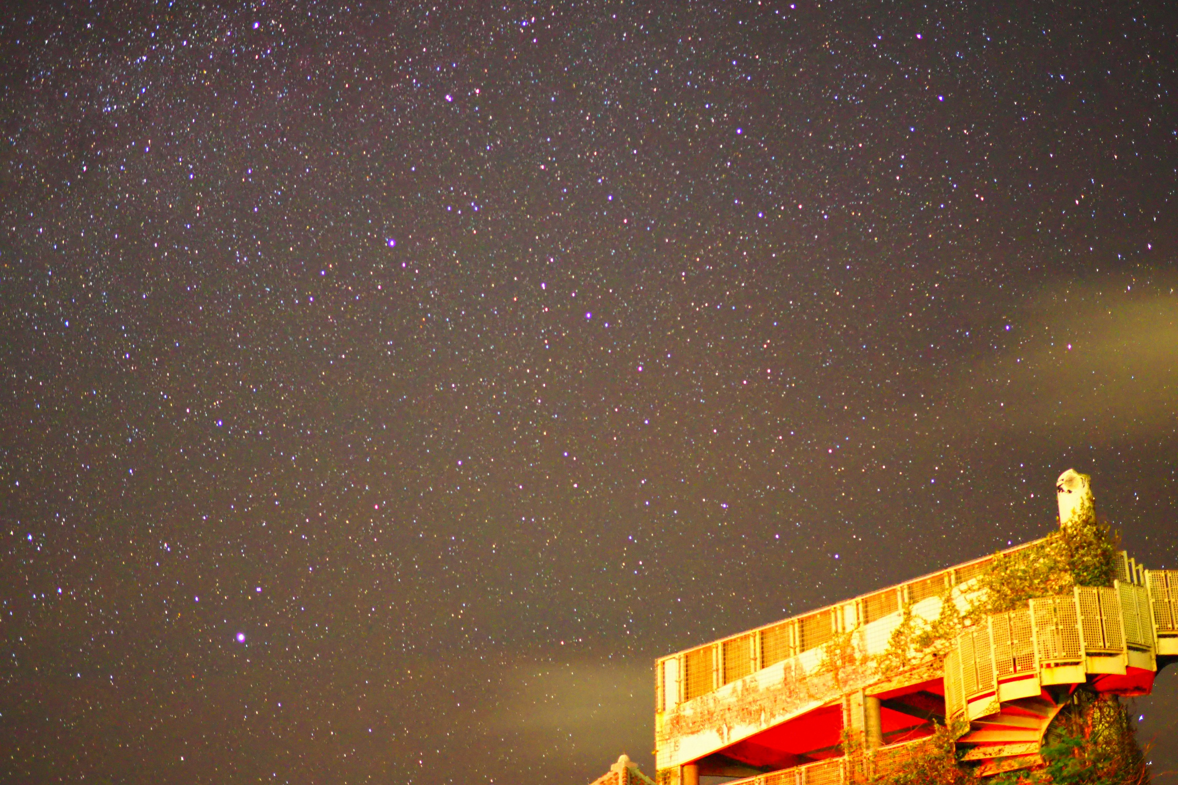 星空下舊建築的輪廓