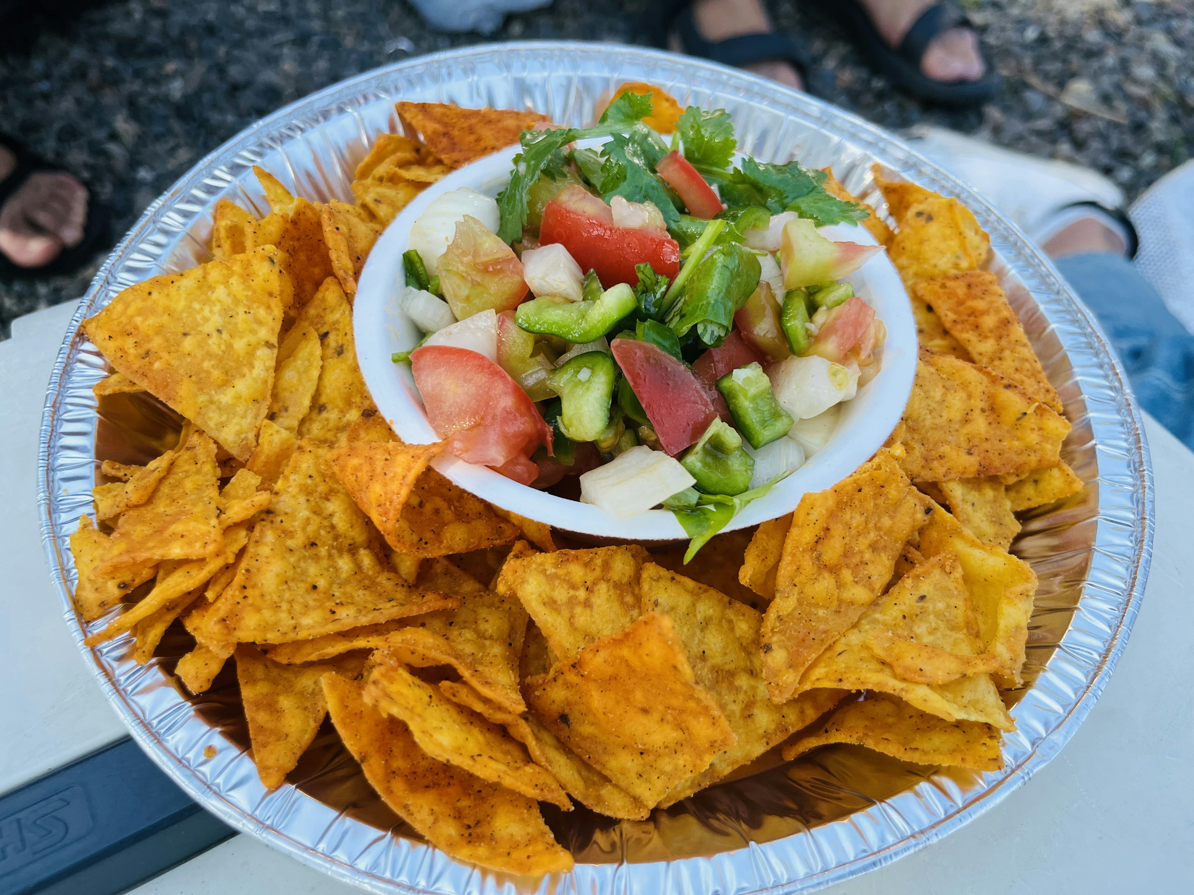 Salsa colorée servie avec des chips de tortilla