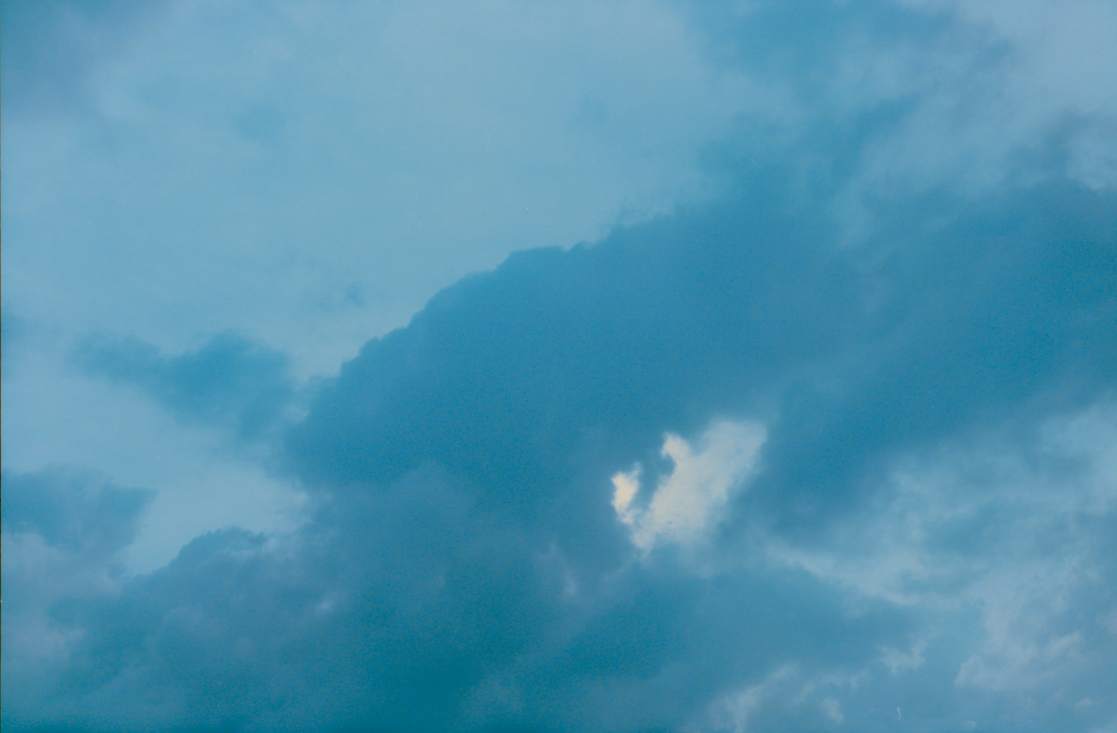 青い空に浮かぶ雲と白い雲のコントラスト