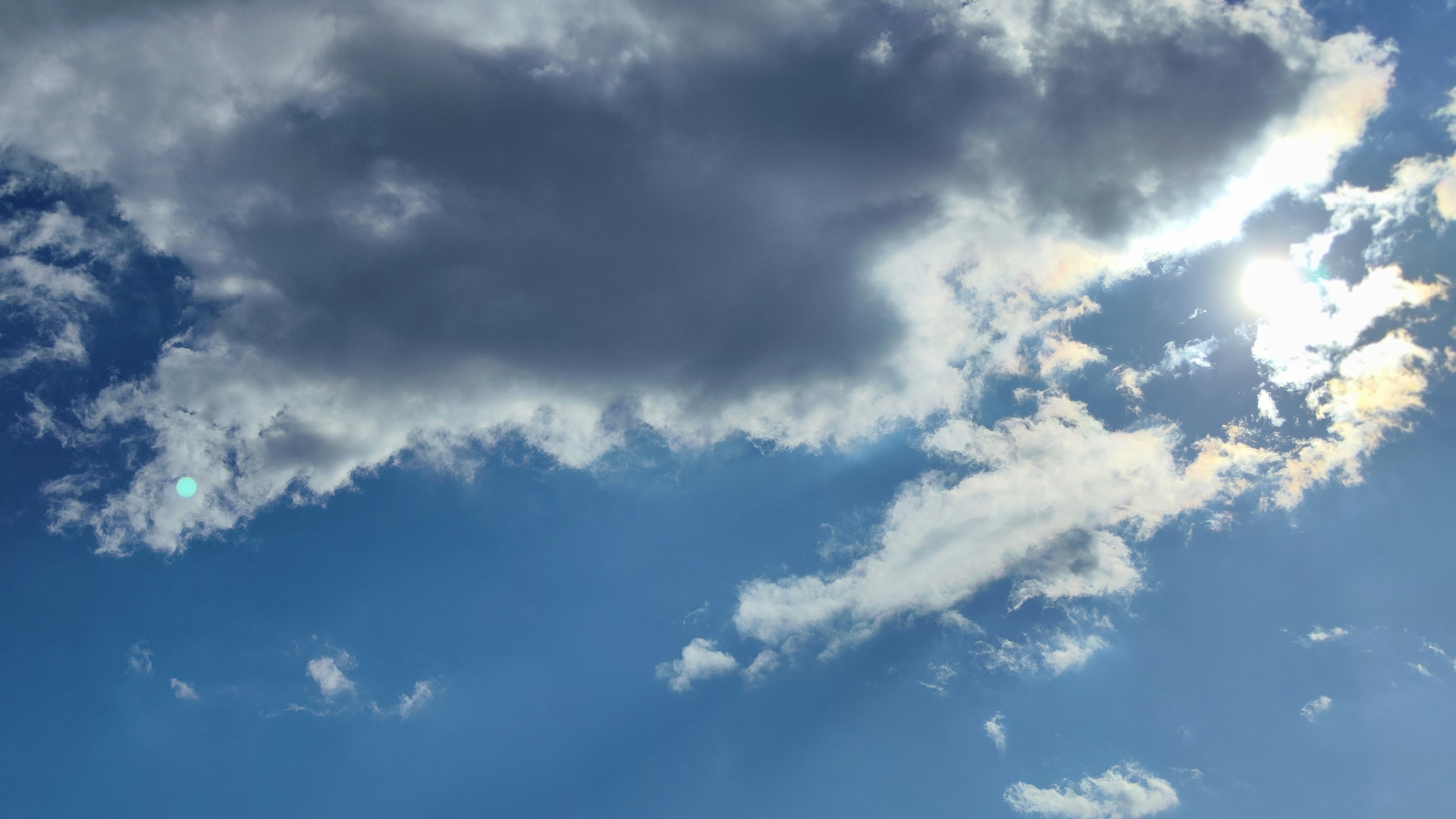 Weiße Wolken in einem blauen Himmel mit Sonnenlicht