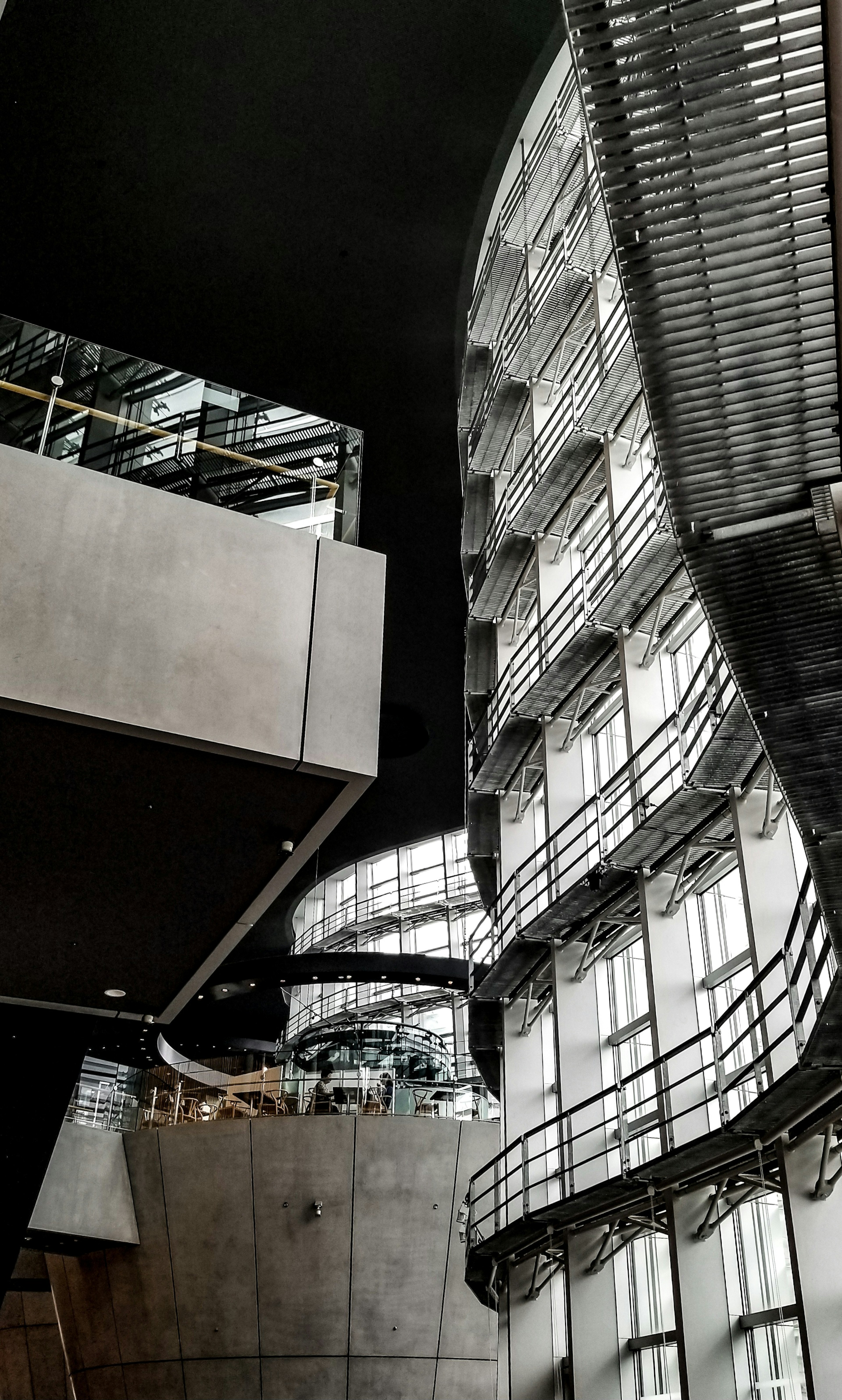 Interior de arquitectura moderna con una mezcla de curvas y líneas rectas grandes ventanas que permiten la entrada de luz natural