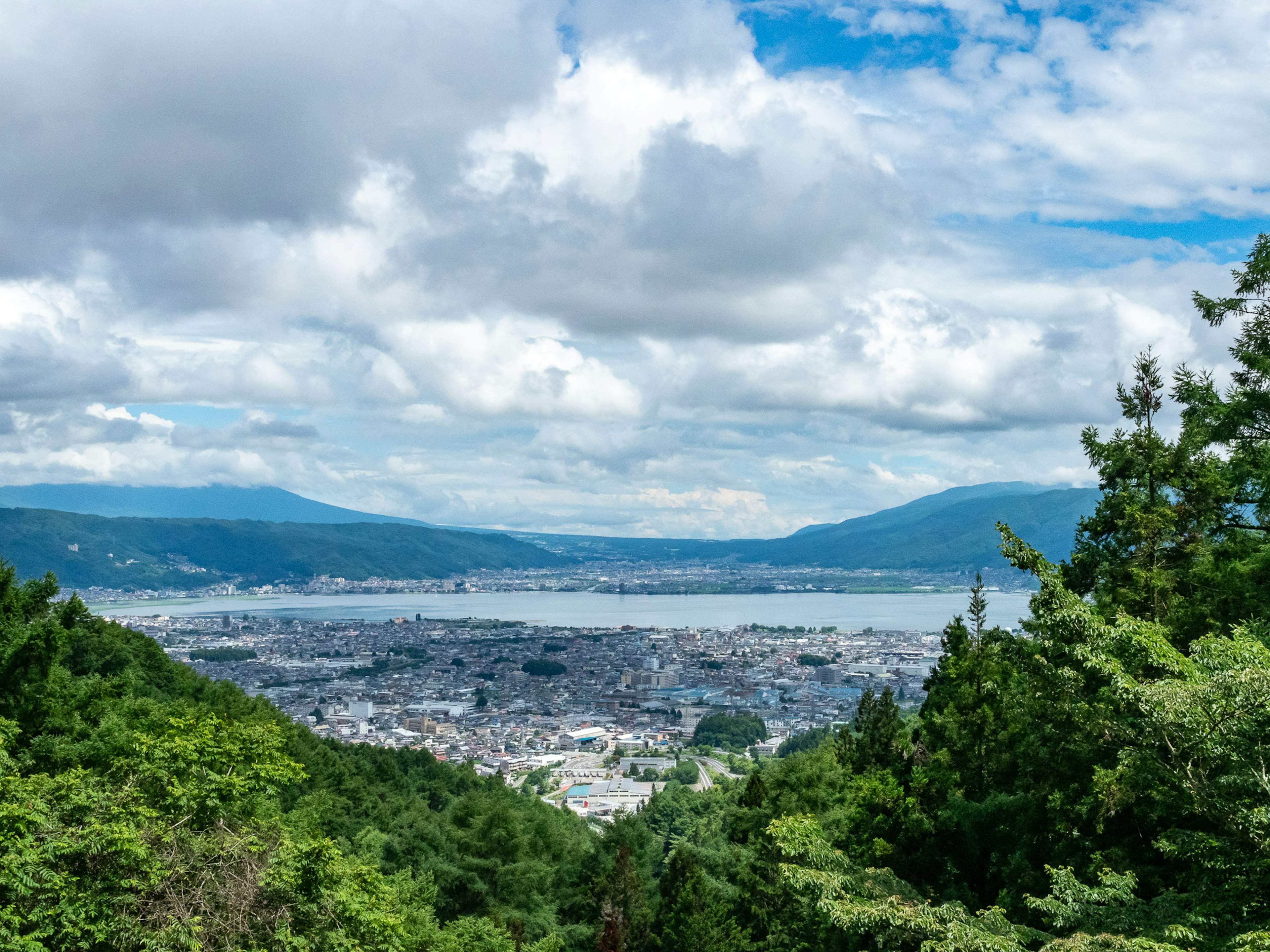 Pemandangan indah dari gunung menghadap kota dan danau