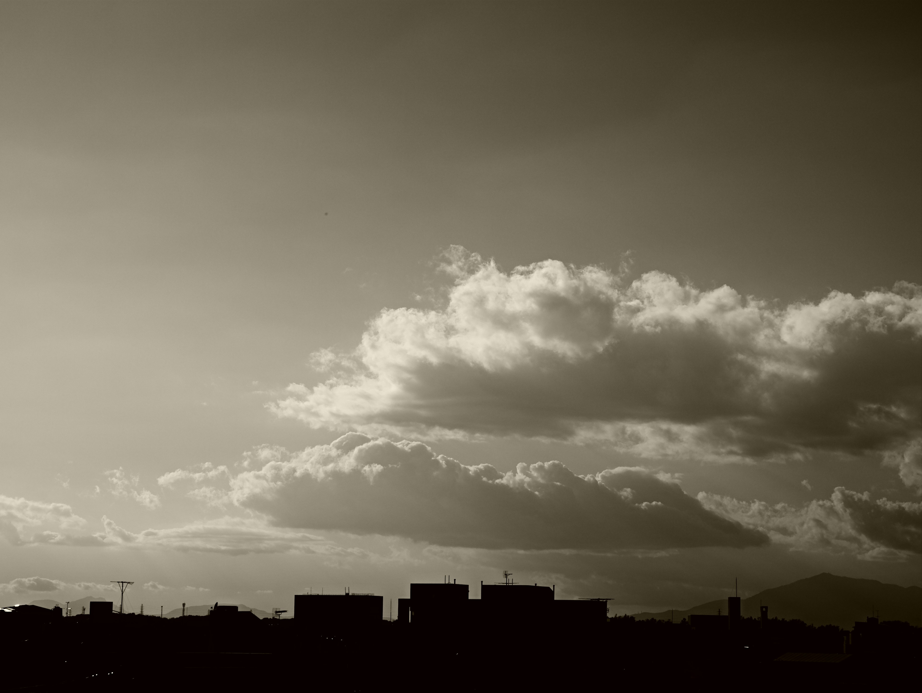 Silueta de un paisaje urbano con nubes