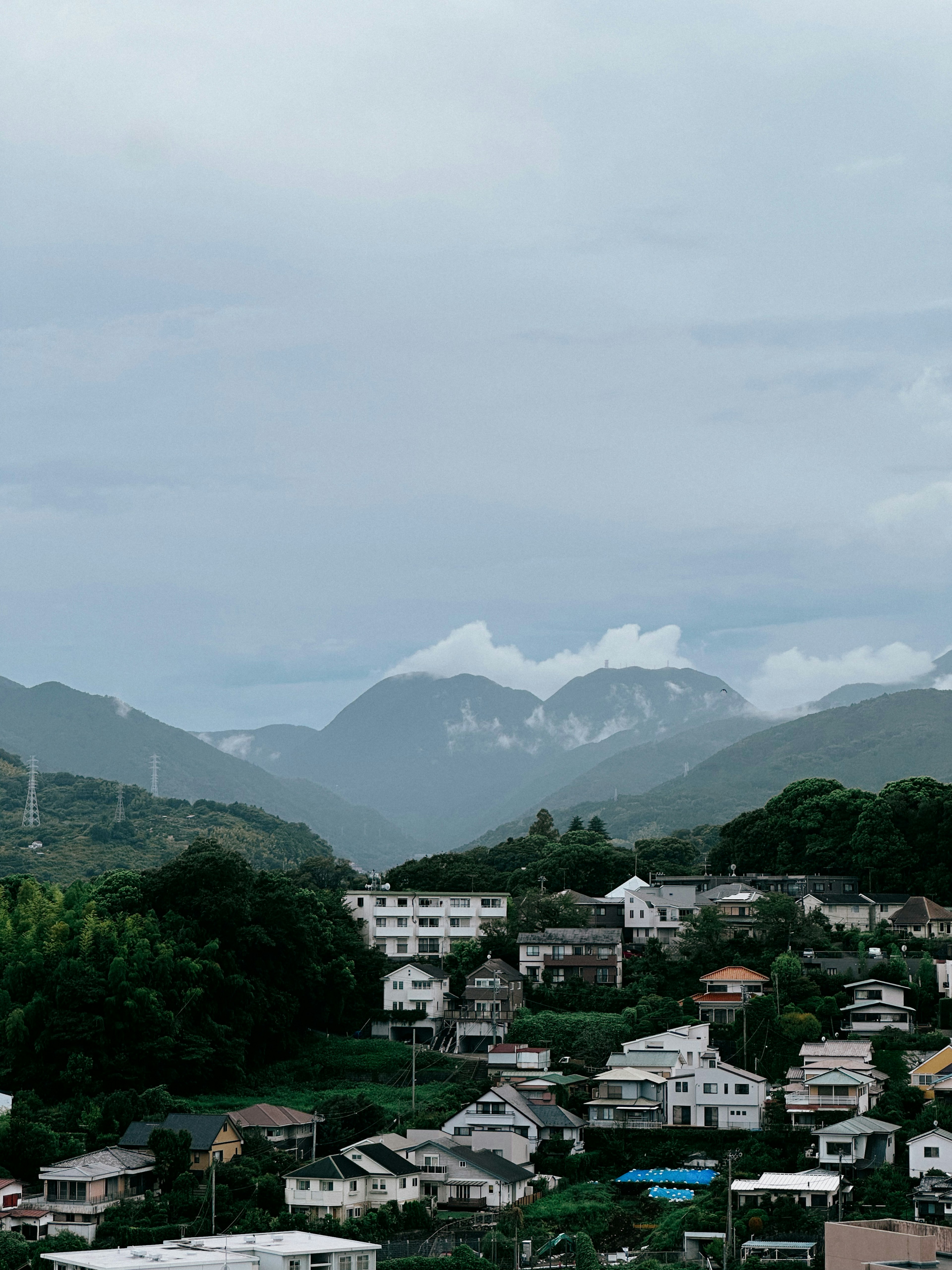 雲霧繚繞下的山脈與房屋的風景