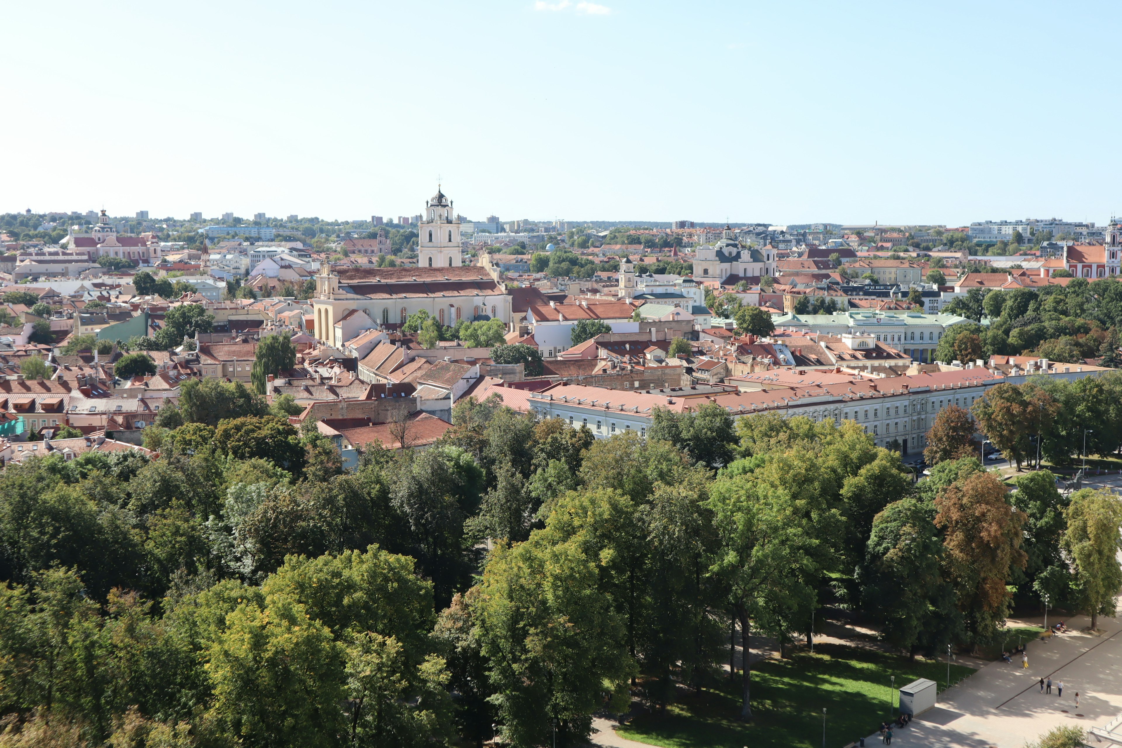 Panoramablick auf eine schöne Stadt mit üppigen Parks und historischen Gebäuden