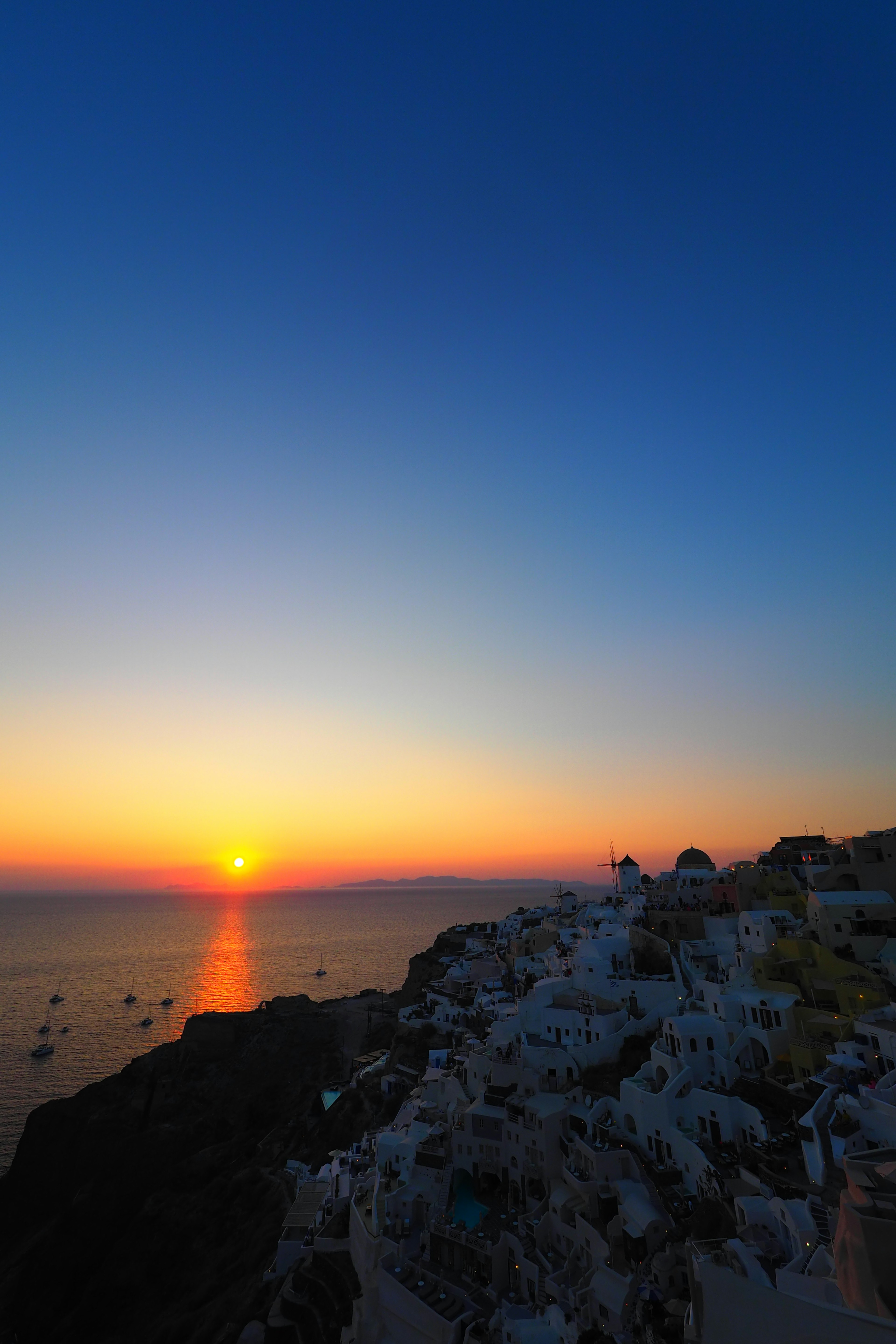 Impresionante atardecer sobre el mar en Santorini