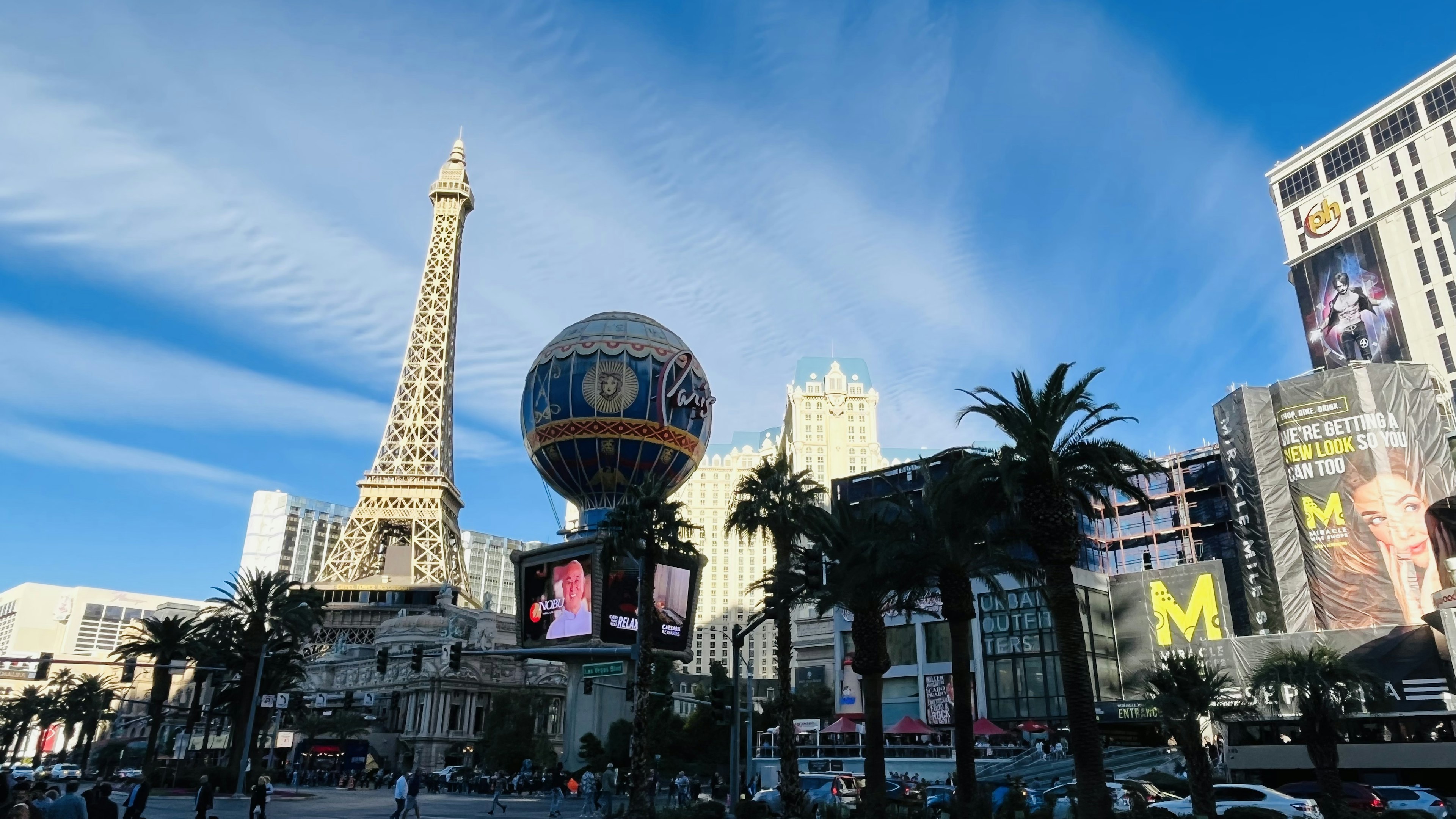 Pemandangan Las Vegas dengan Menara Eiffel dan globe raksasa