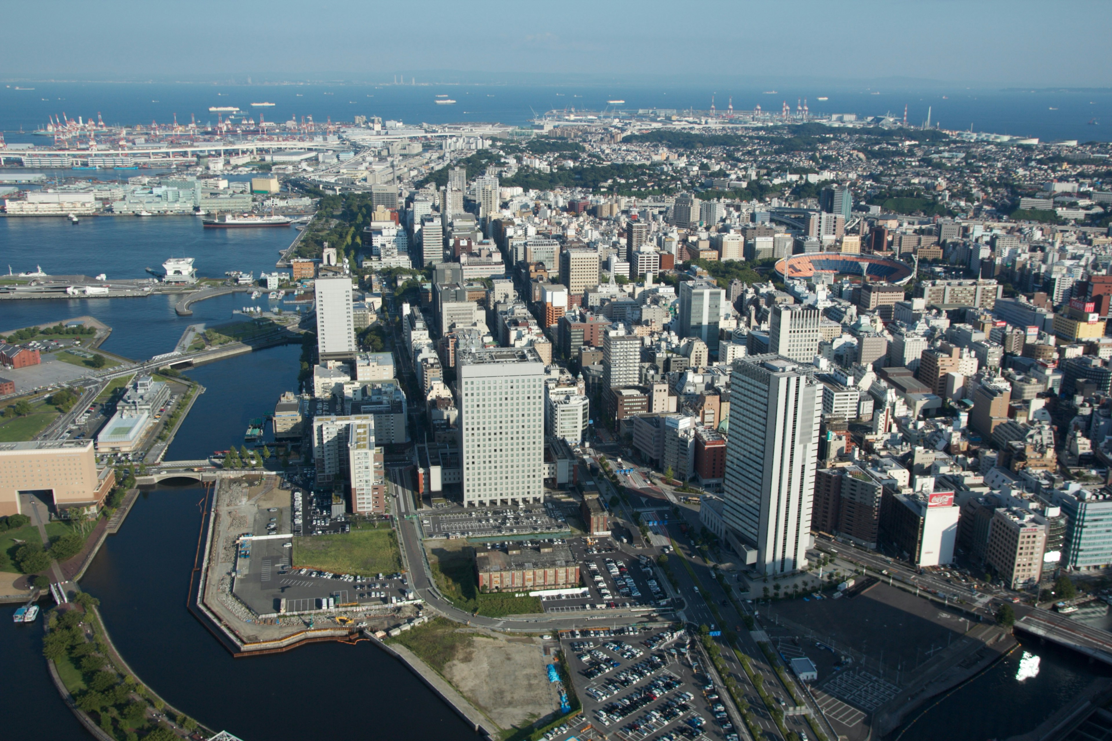 Luftaufnahme der Stadtlandschaft von Yokohama mit Hochhäusern und Flüssen