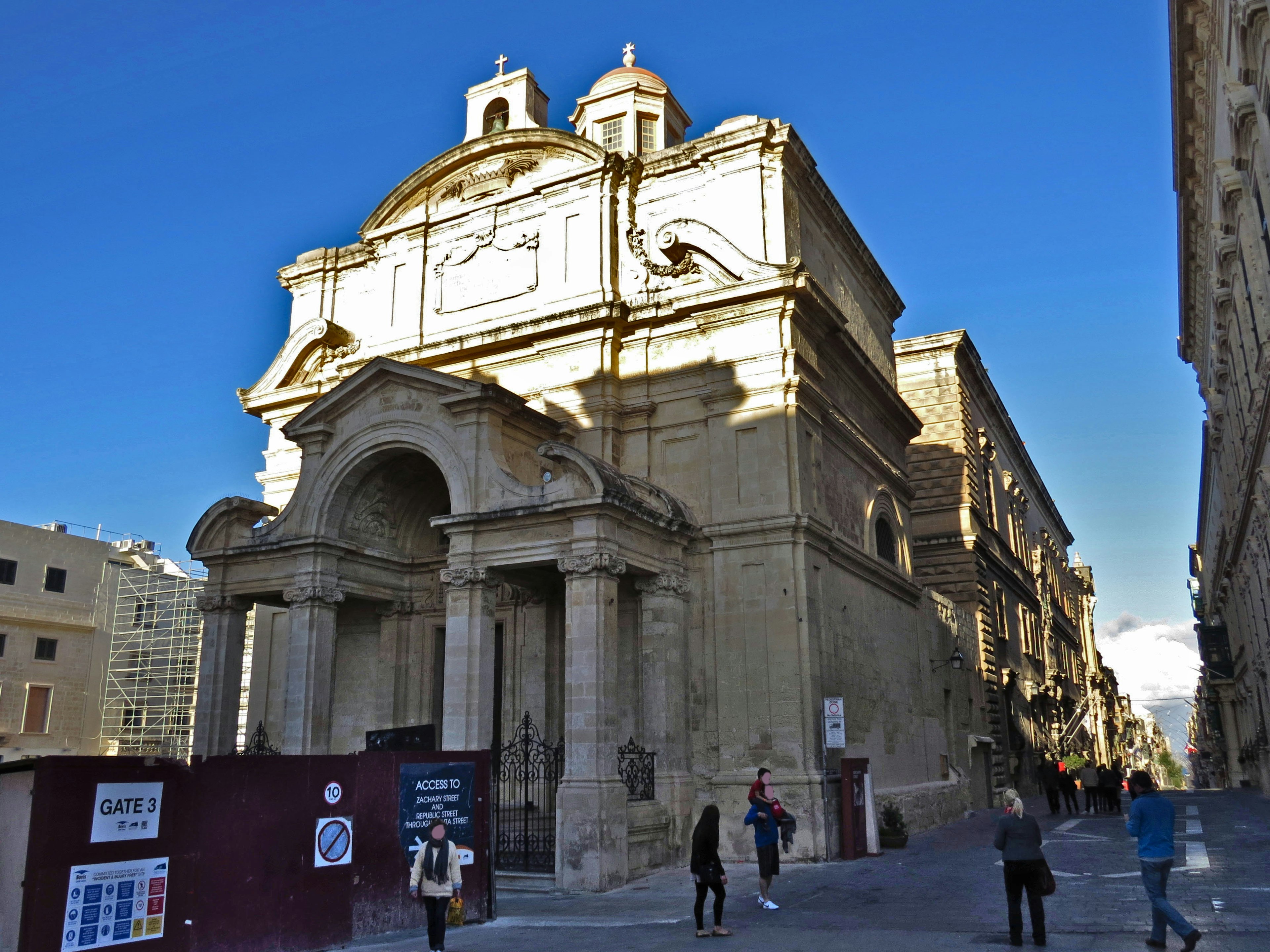 Façade d'un bâtiment historique avec vue sur la rue