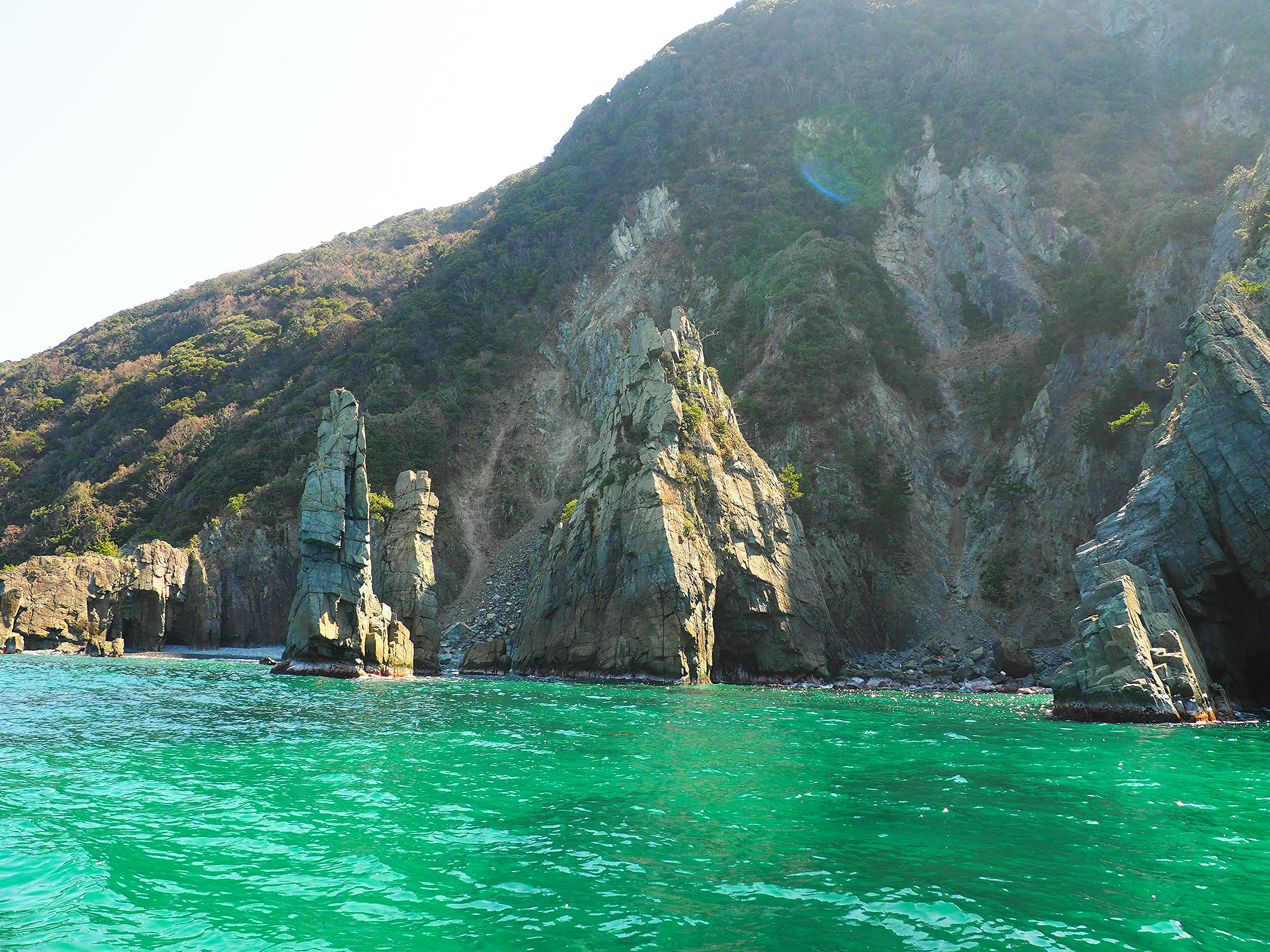 美麗的海洋和引人注目的岩石形成的風景