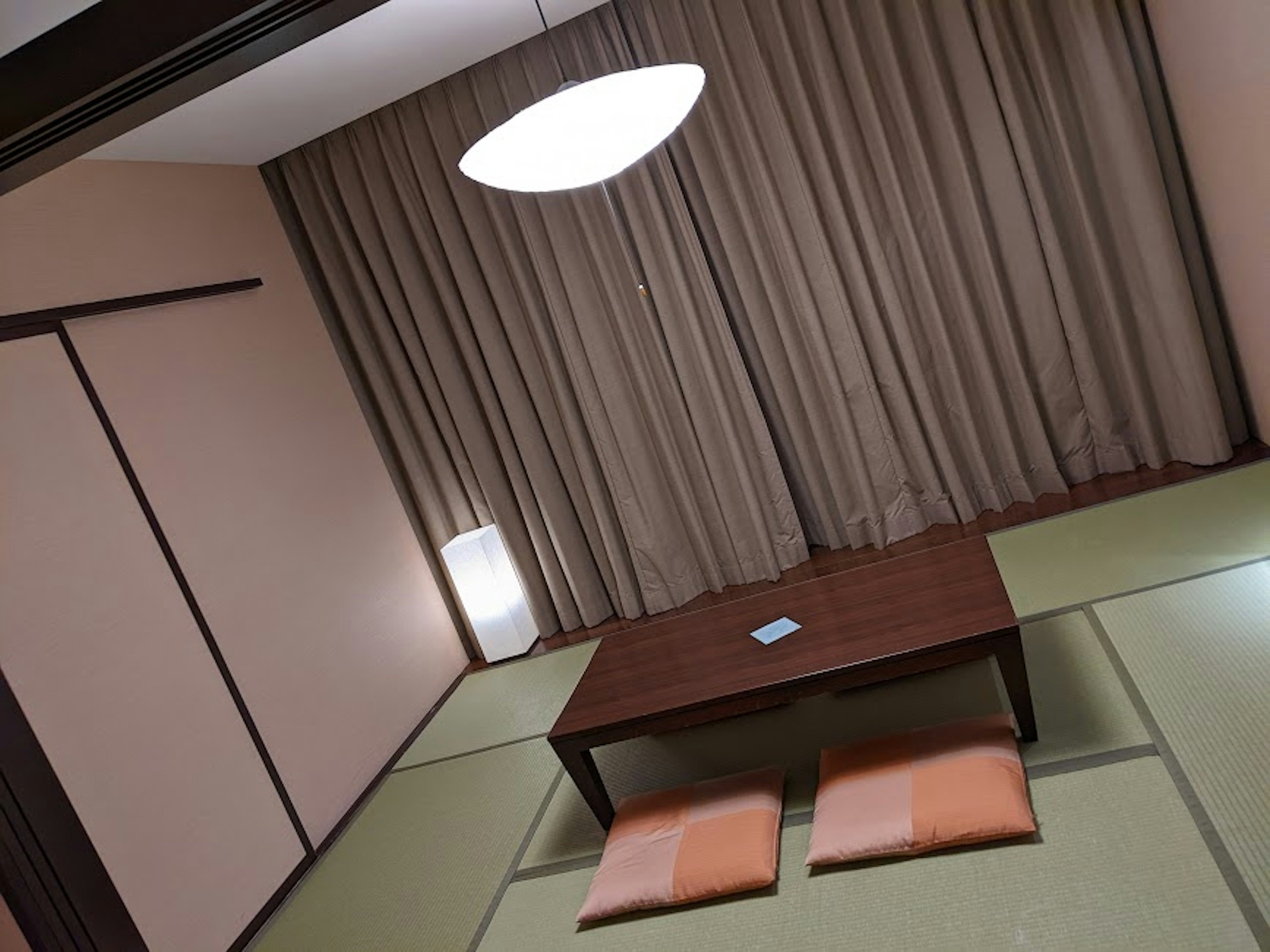 Intérieur simple d'une pièce de style japonais avec une table et des coussins