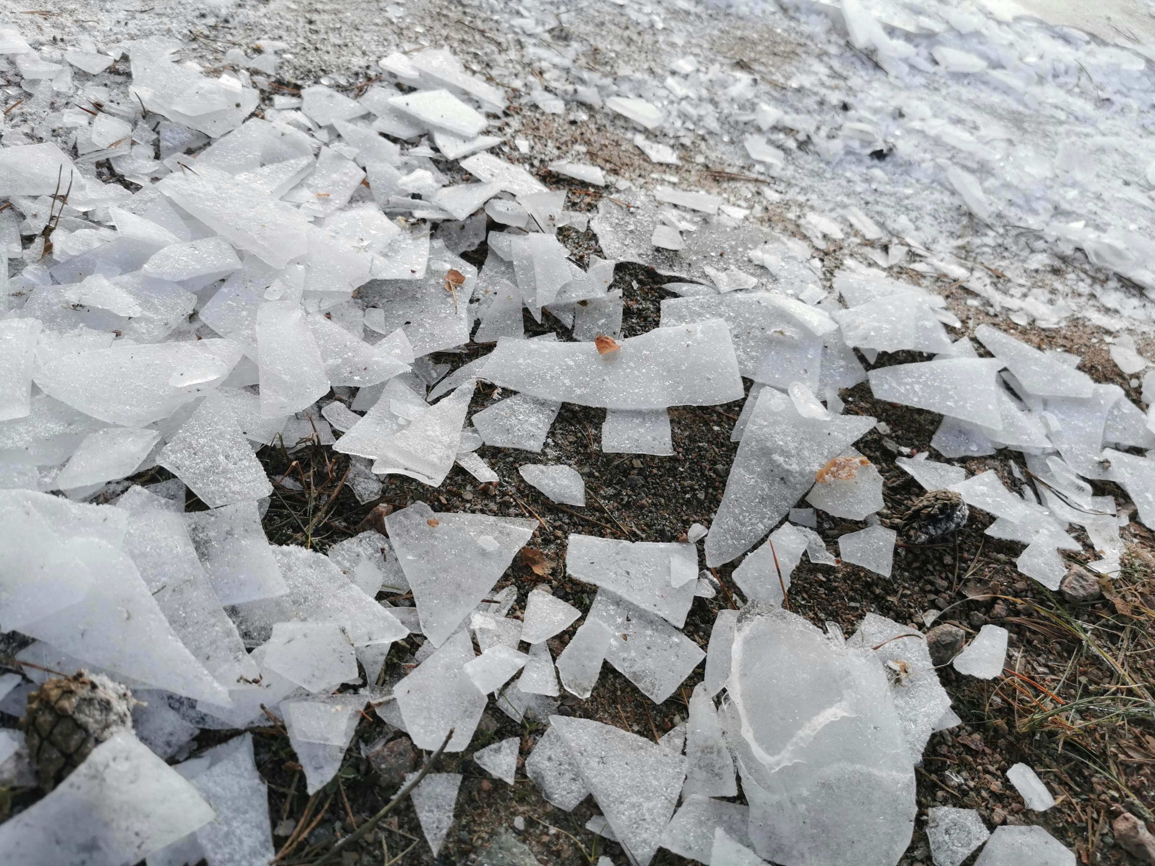 Morceaux de glace éparpillés sur le sol