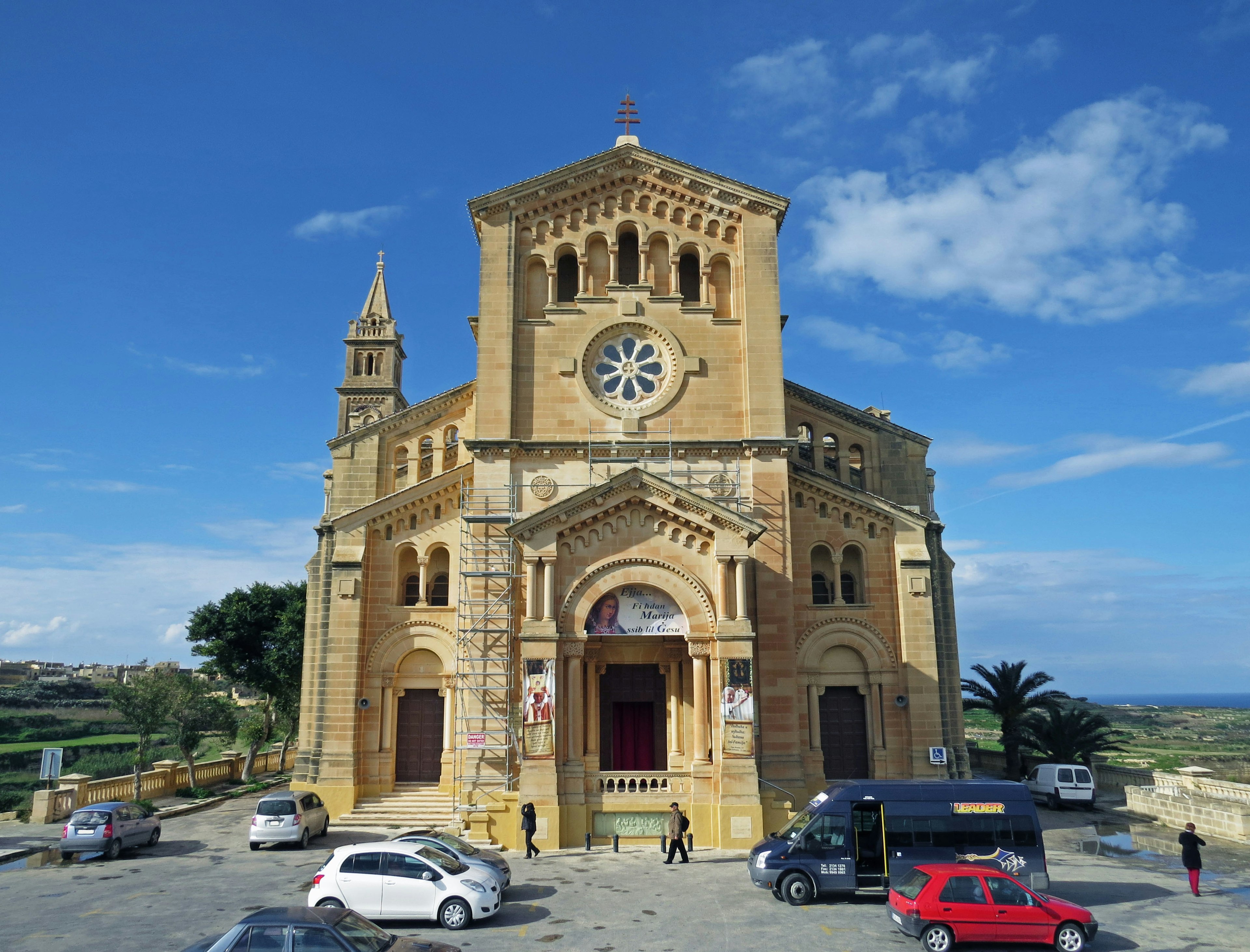 Bellissima architettura di chiesa con sfondo di cielo blu