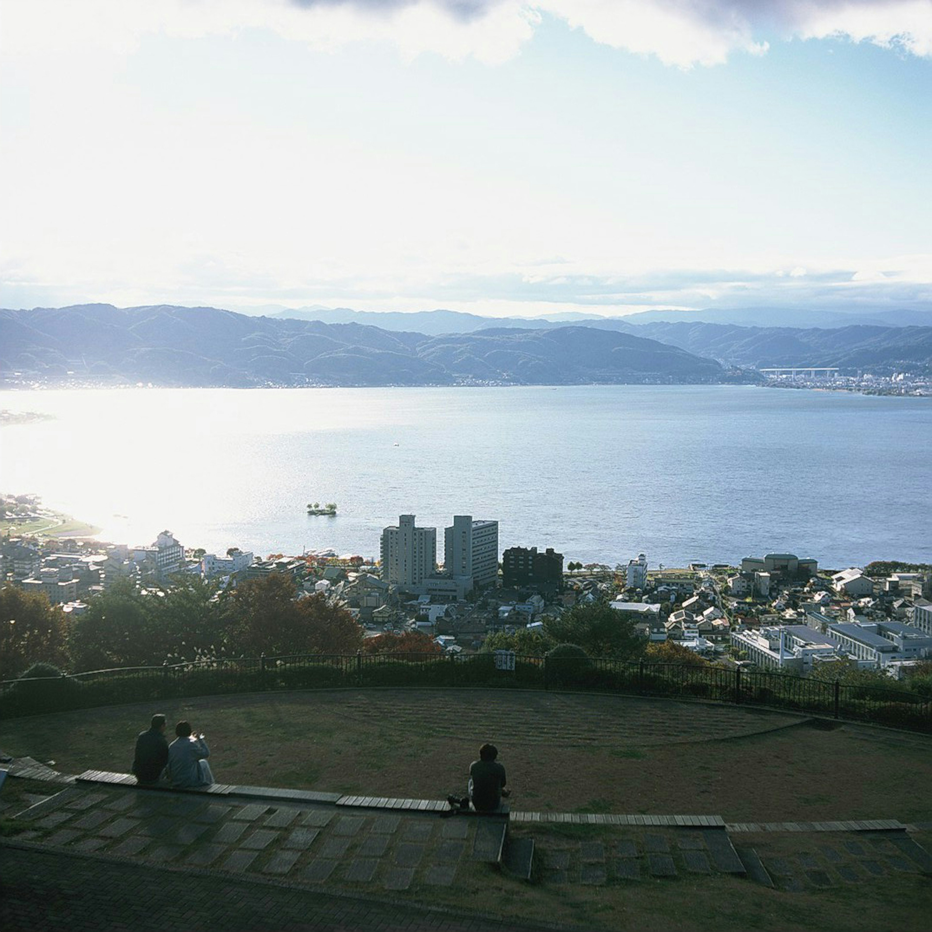 海と街の美しい景色を楽しむ人々