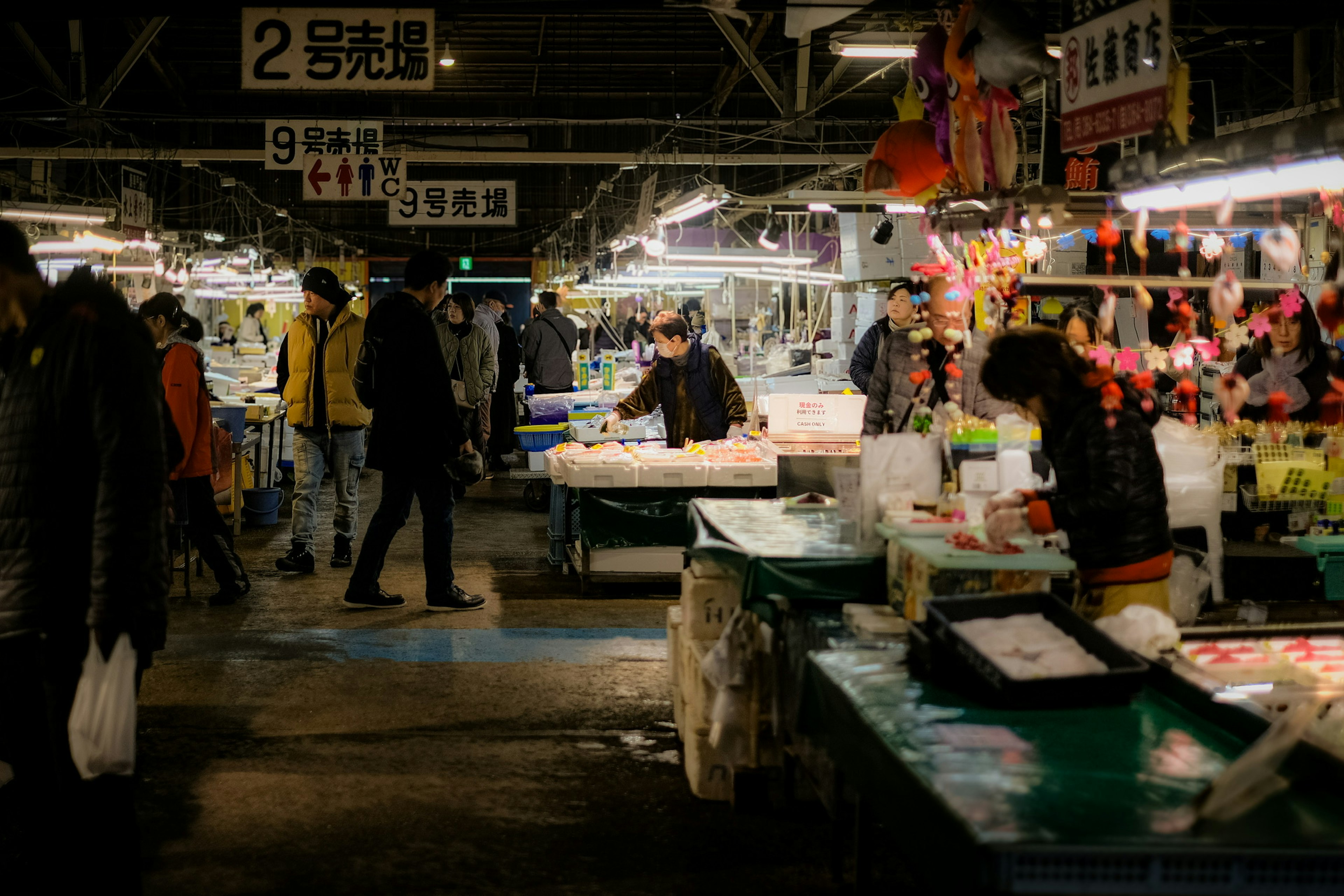 Intérieur d'un marché animé avec des vendeurs manipulant des marchandises