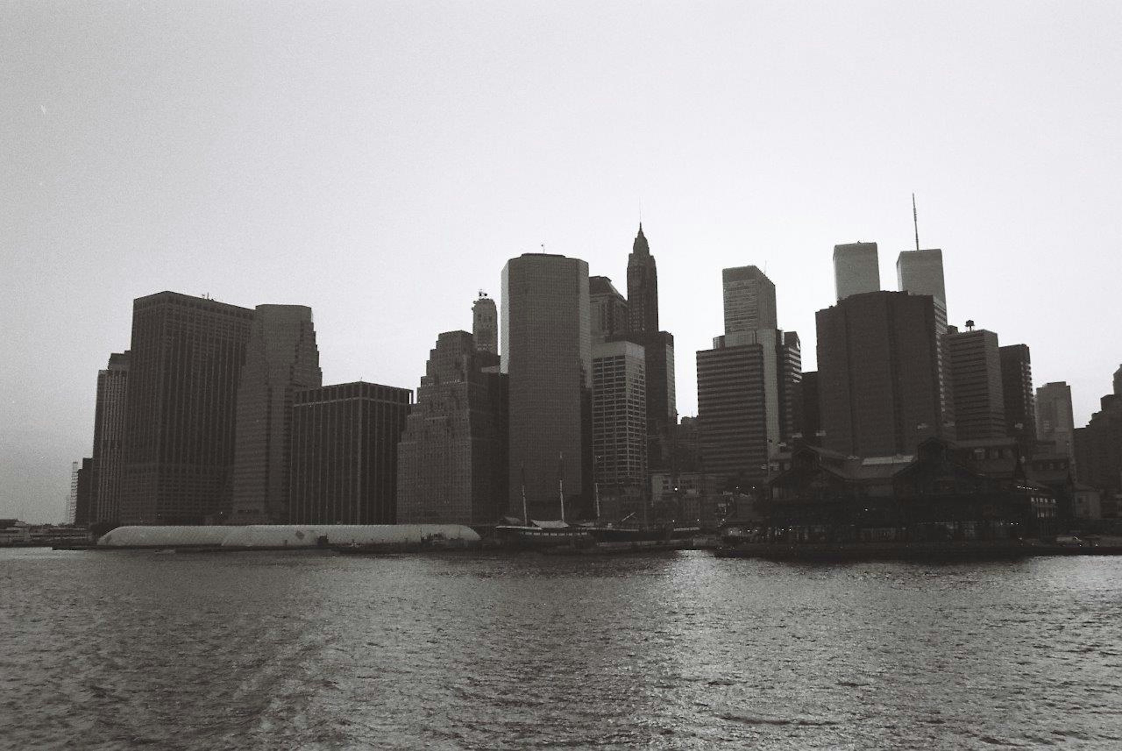 Silhouette monochrome de la ville reflétée sur la surface de l'eau