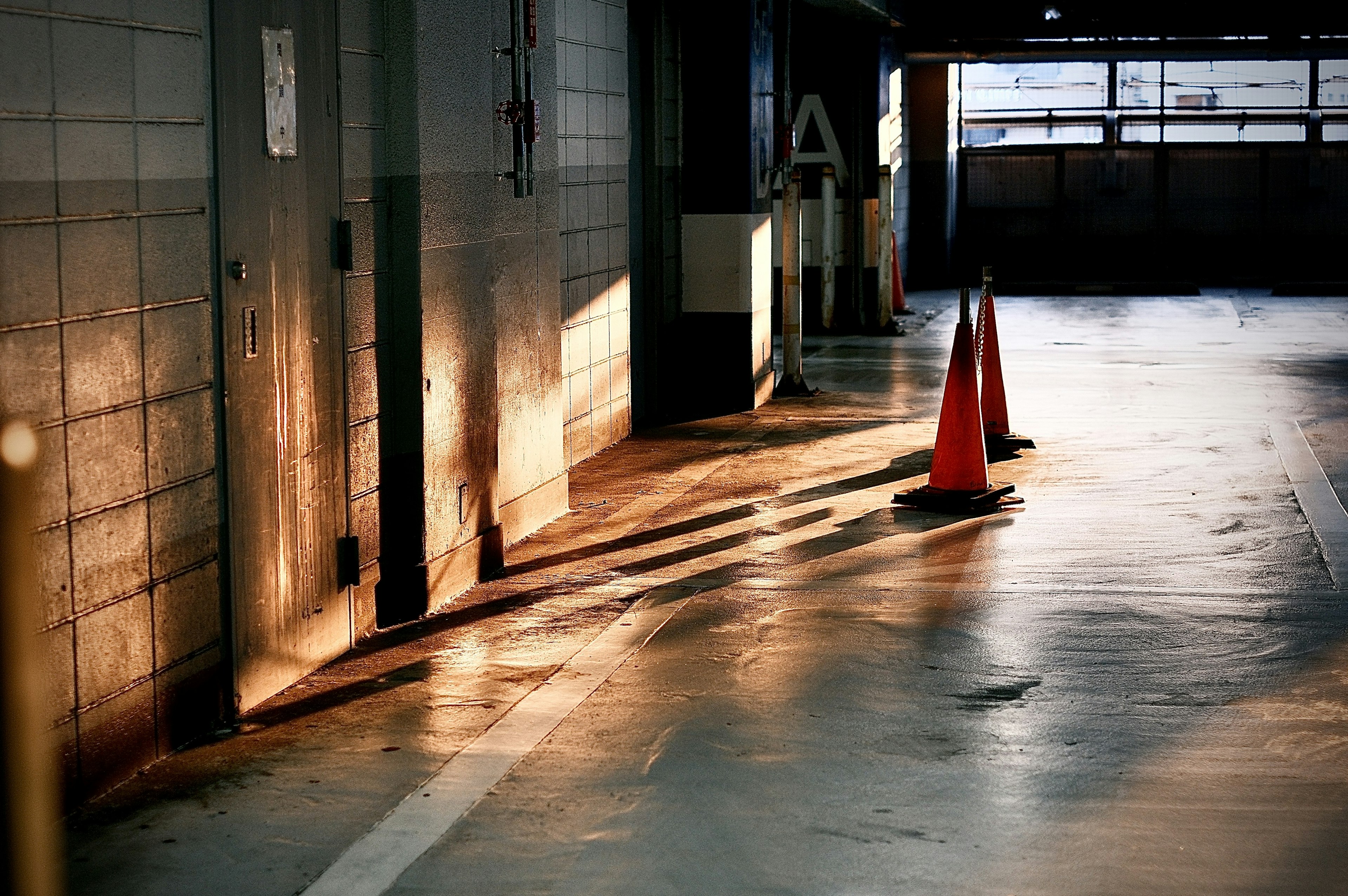 Lorong parkir yang redup dengan kerucut lalu lintas