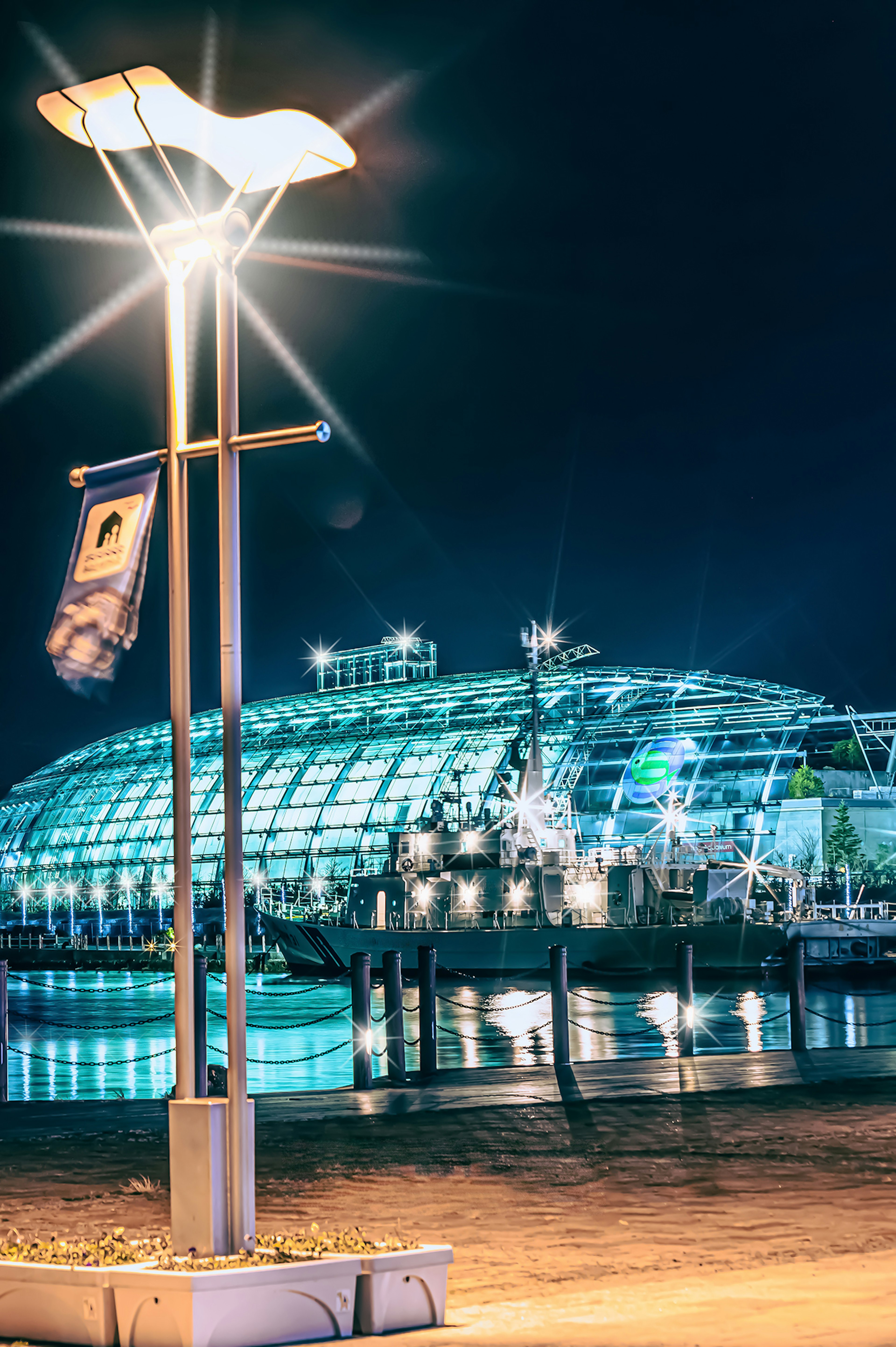 夜の照明と近代的な建物を背景にした街灯の画像