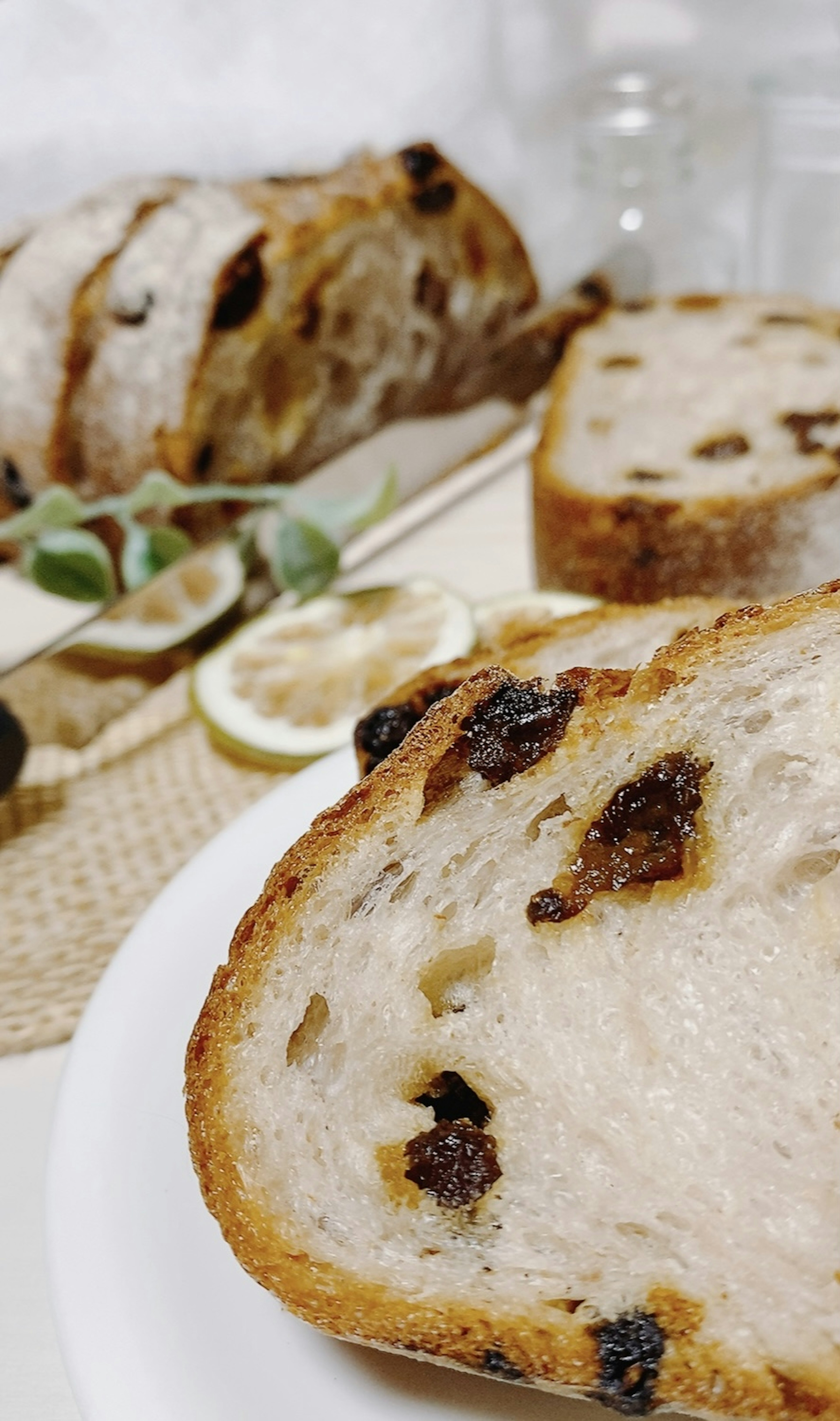 Pan de pasas en rodajas con rodajas de limón en un plato