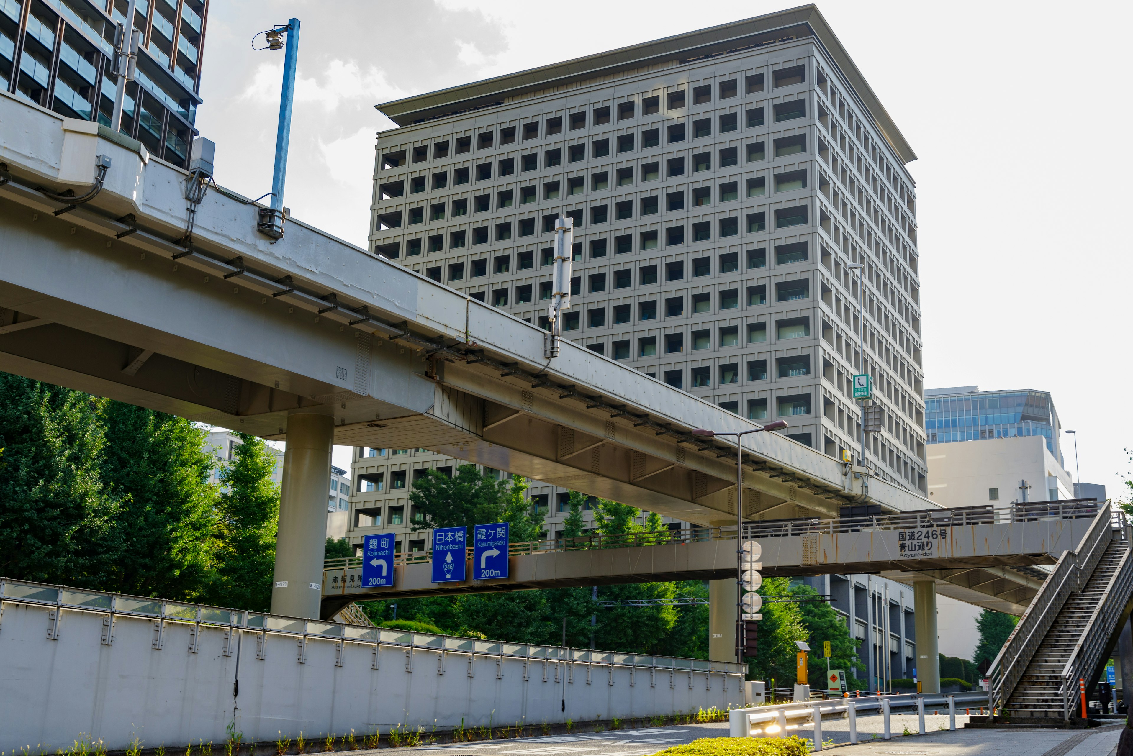 ทัศนียภาพในเมืองที่มีถนนสูงและอาคาร